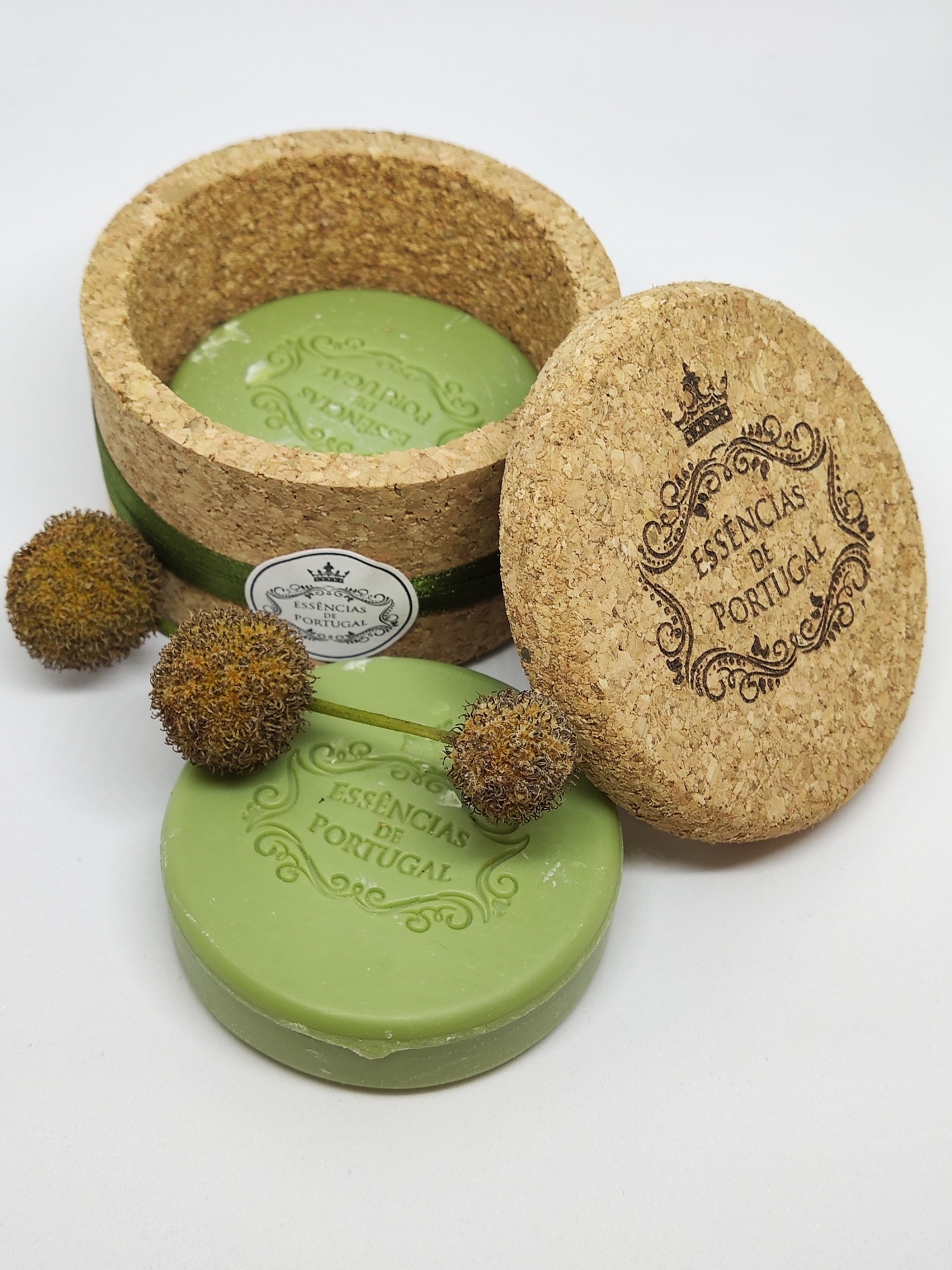 Sabonete verde redondo em caixa de cortiça com tampa e três botões secos castanhos