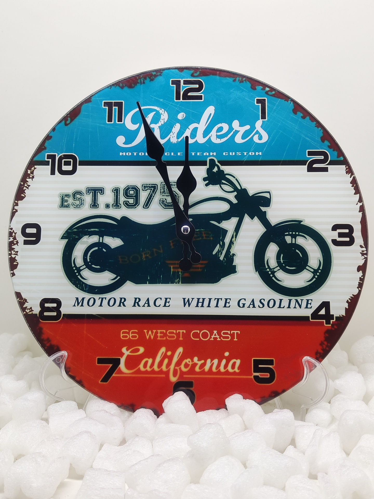 Relógio de parede redondo com imagem vintage de mota e texto em azul, branco e vermelho