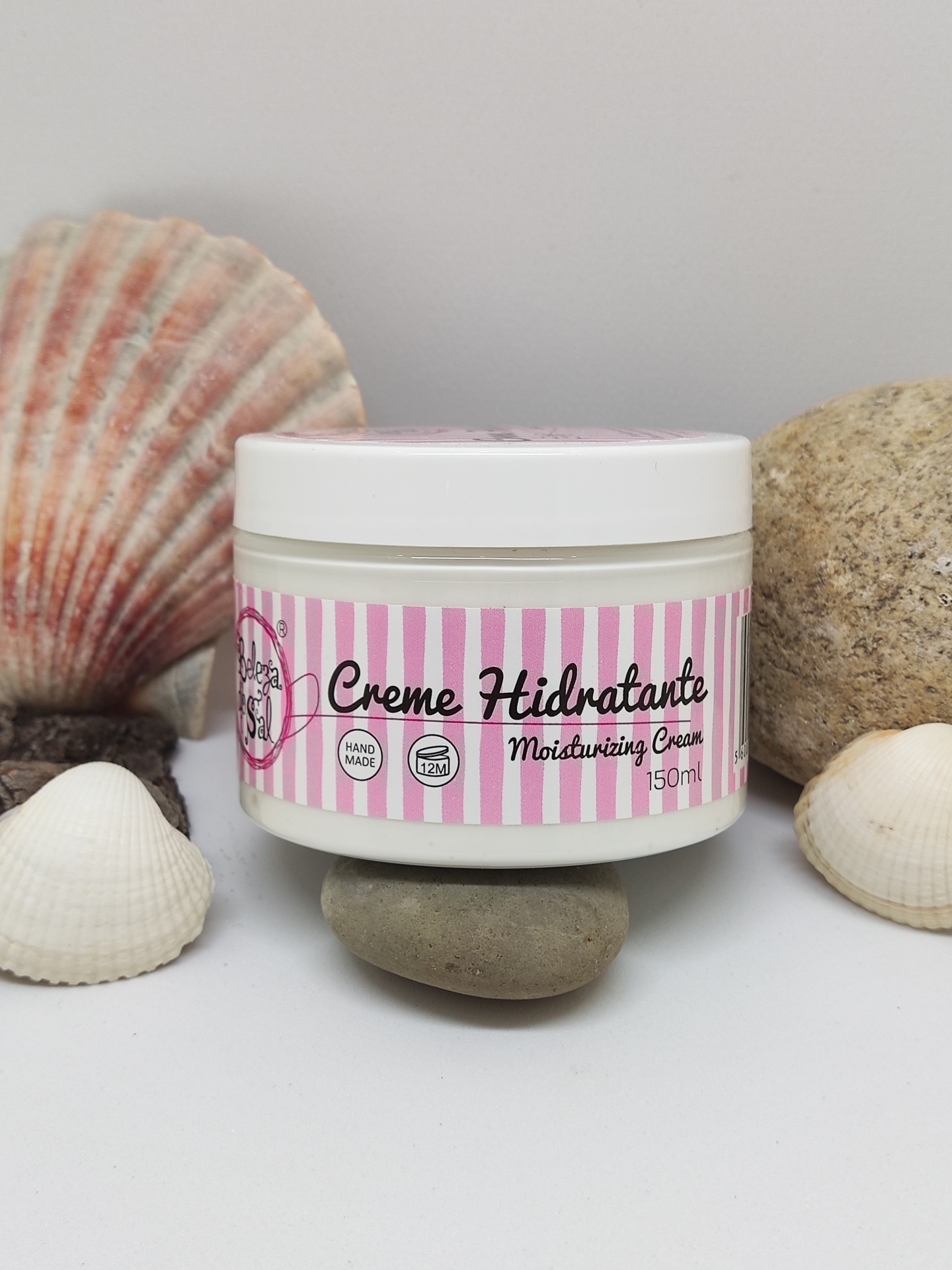 Frasco com creme hidratante rosa e branco com conchas e pedras