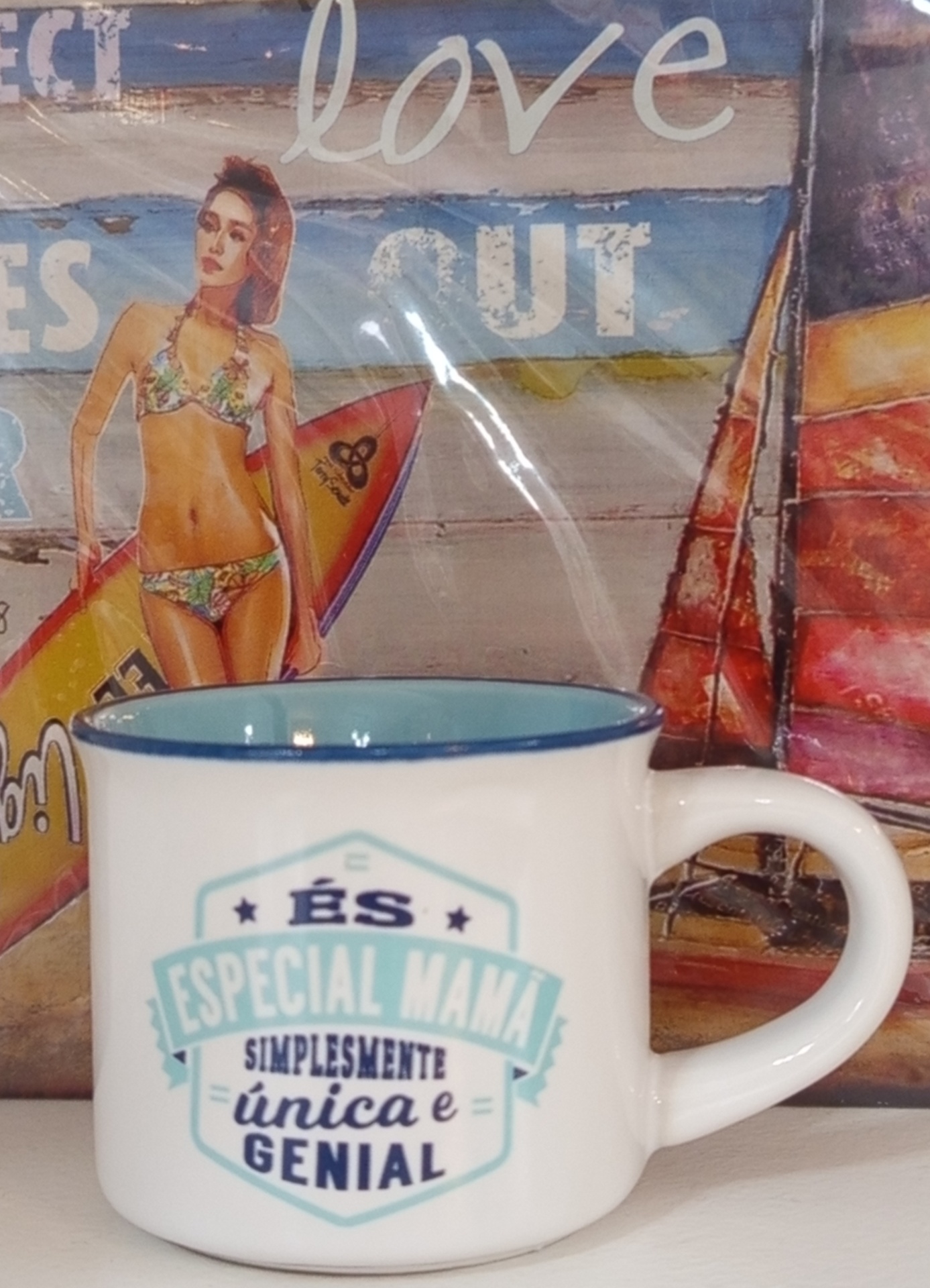 Caneca branca com texto azul e fundo de imagem de mulher de biquíni com prancha de surf