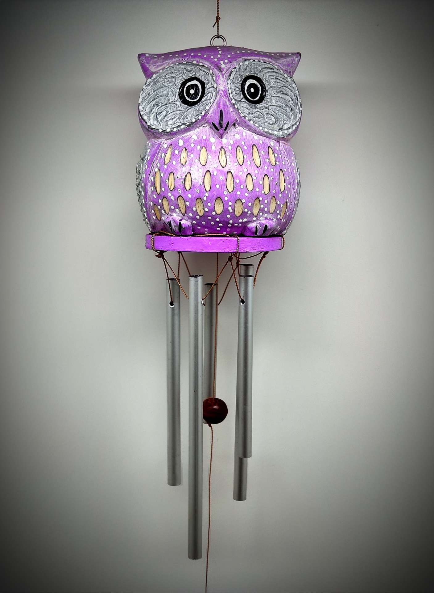 Sino dos ventos decorativo em forma de coruja roxa com tubos metálicos