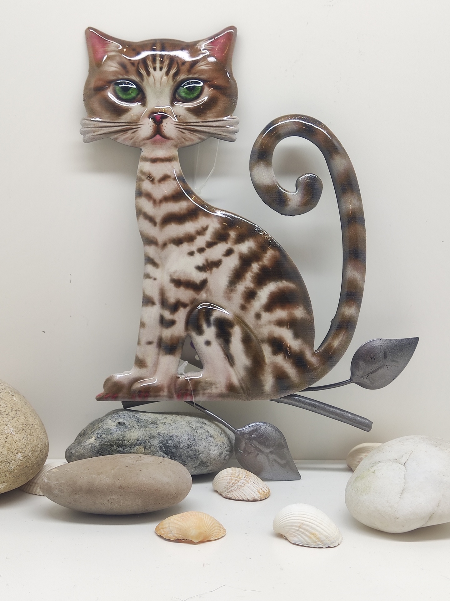 Figura decorativa metálica de gato com olhos verdes e padrões castanhos