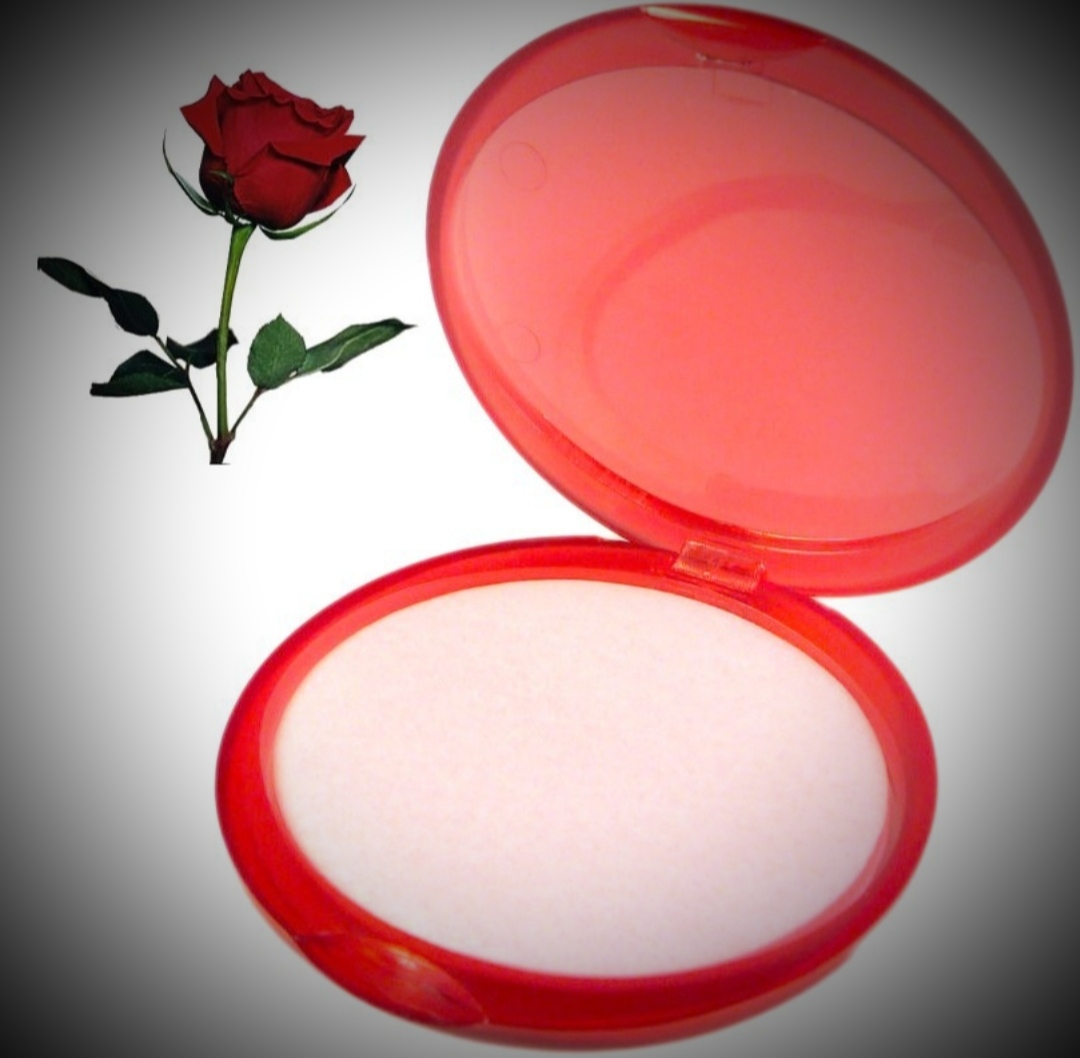 Compacto de pó vermelho aberto e rosa vermelha