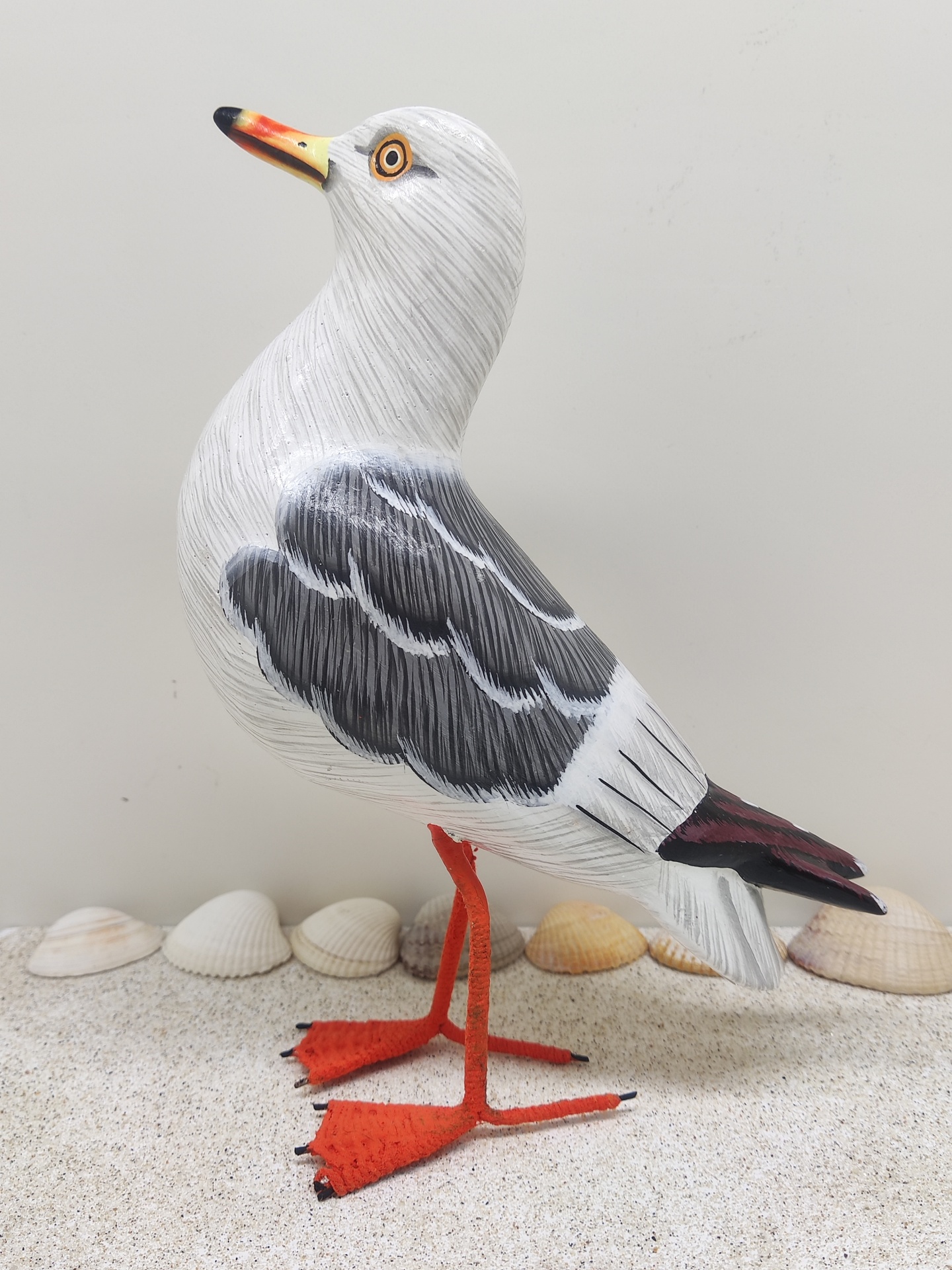 Estátua decorativa de gaivota com cores branca, cinzenta, preta e vermelha