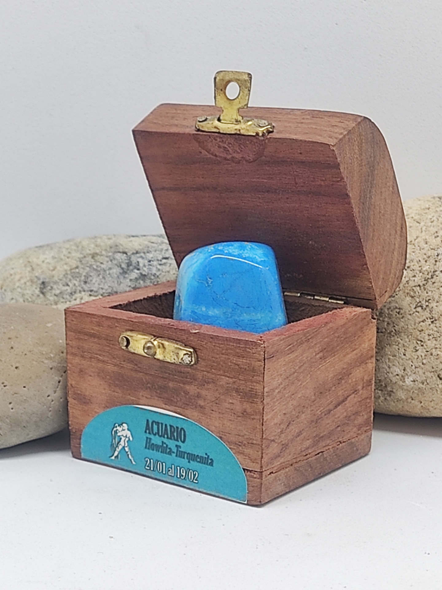 Caixa de madeira com pedra azul e etiqueta de signo Aquário