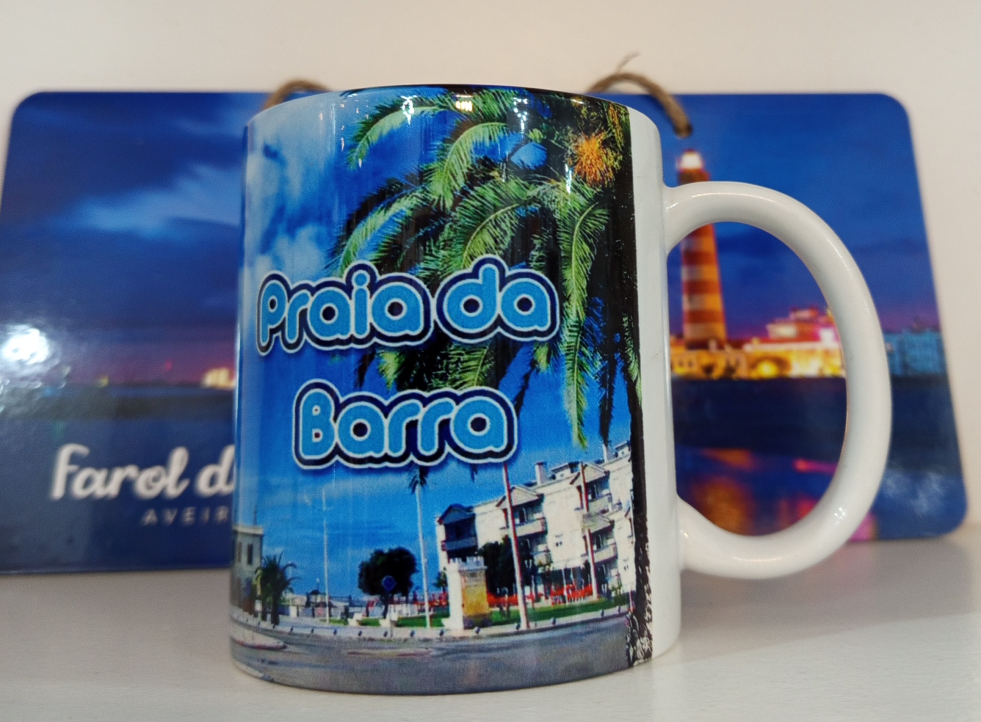 Caneca com imagem de praia e texto Praia da Barra