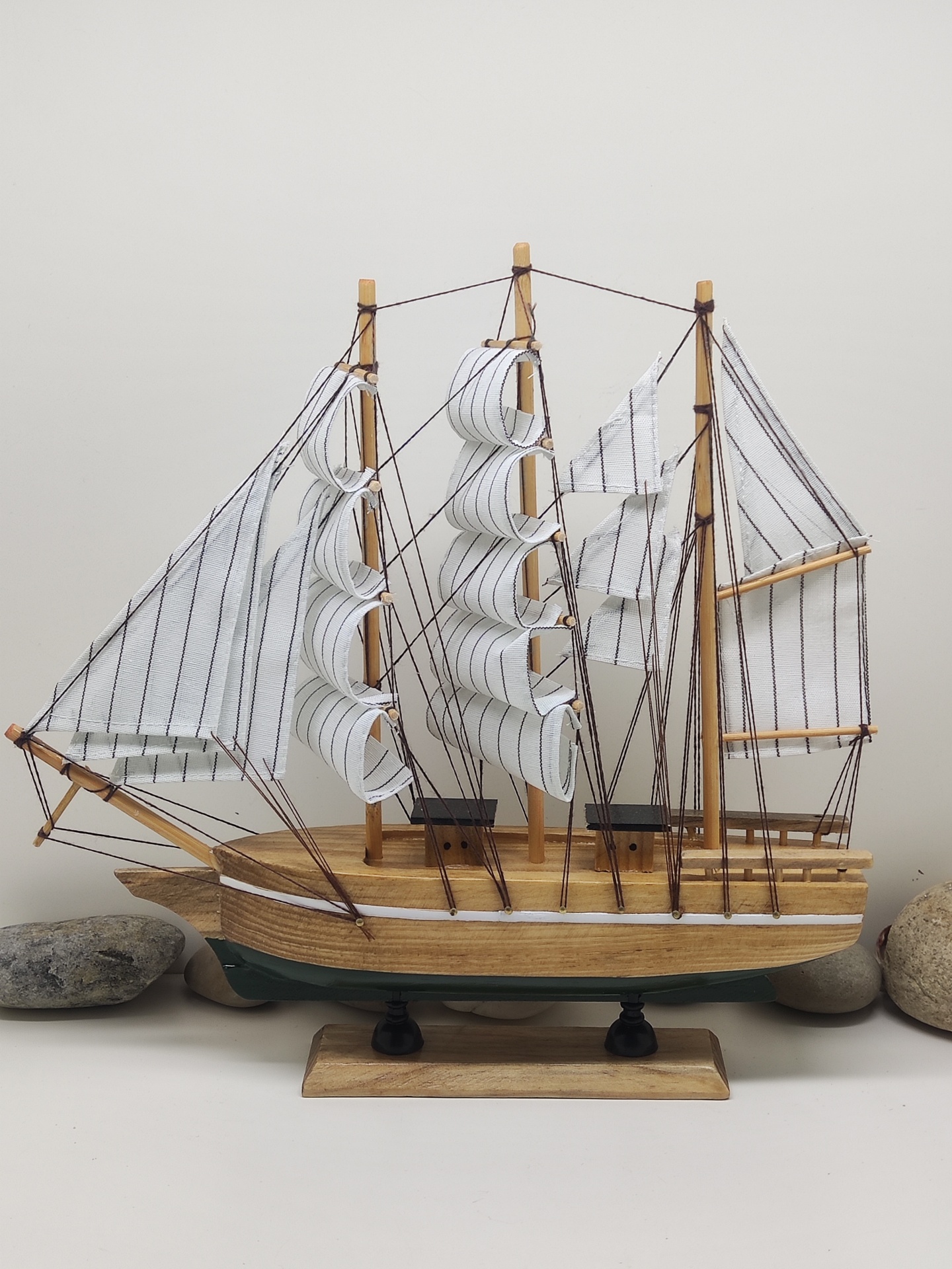 Modelo de barco decorativo em madeira com velas brancas e cordas pretas