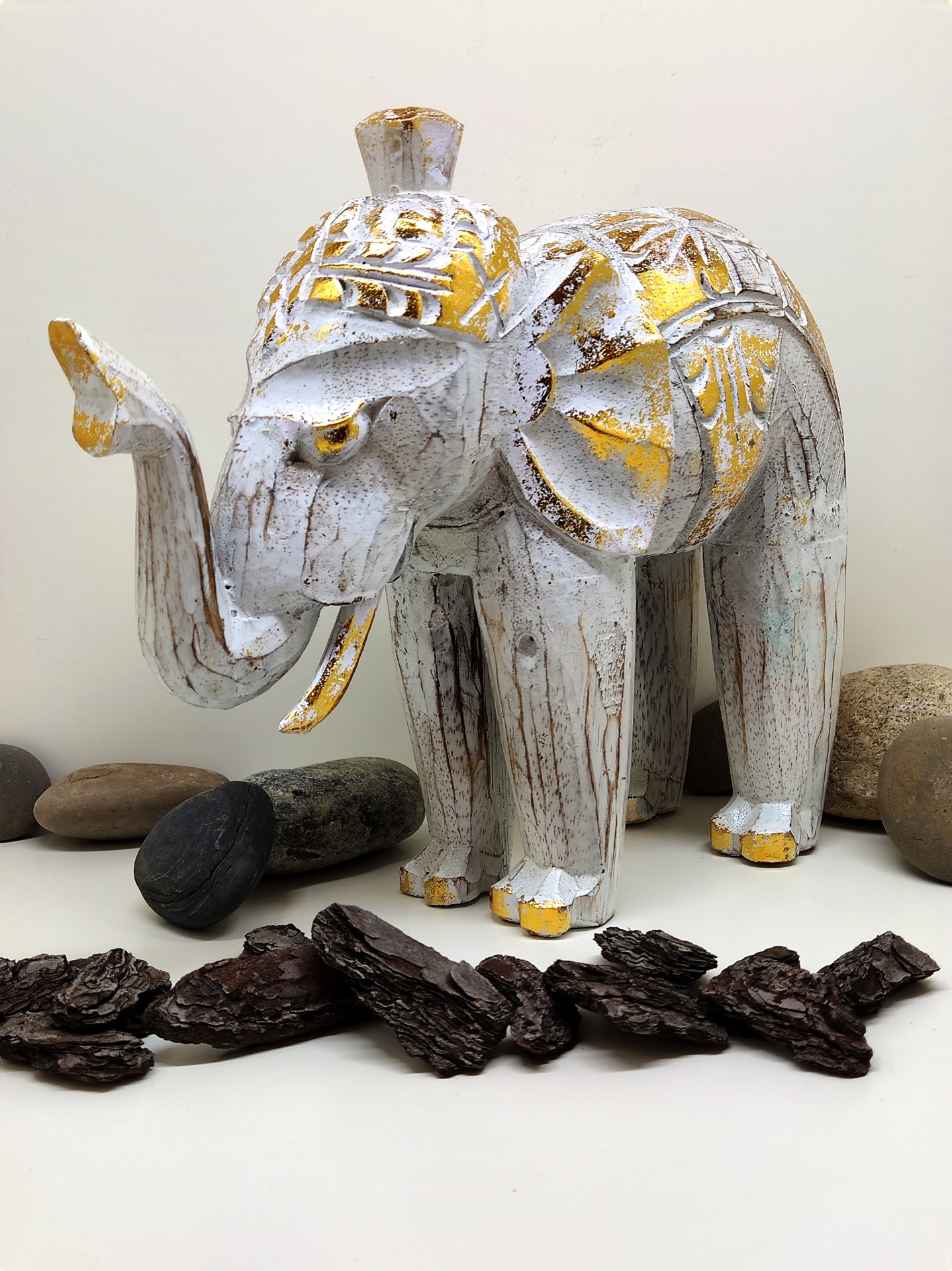 Estatueta decorativa de elefante em madeira com pedras naturais
