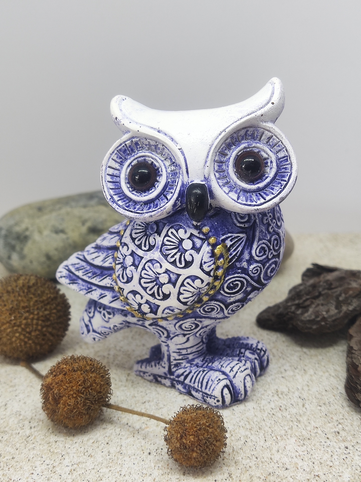 Coruja decorativa em cerâmica azul e branca com detalhes florais