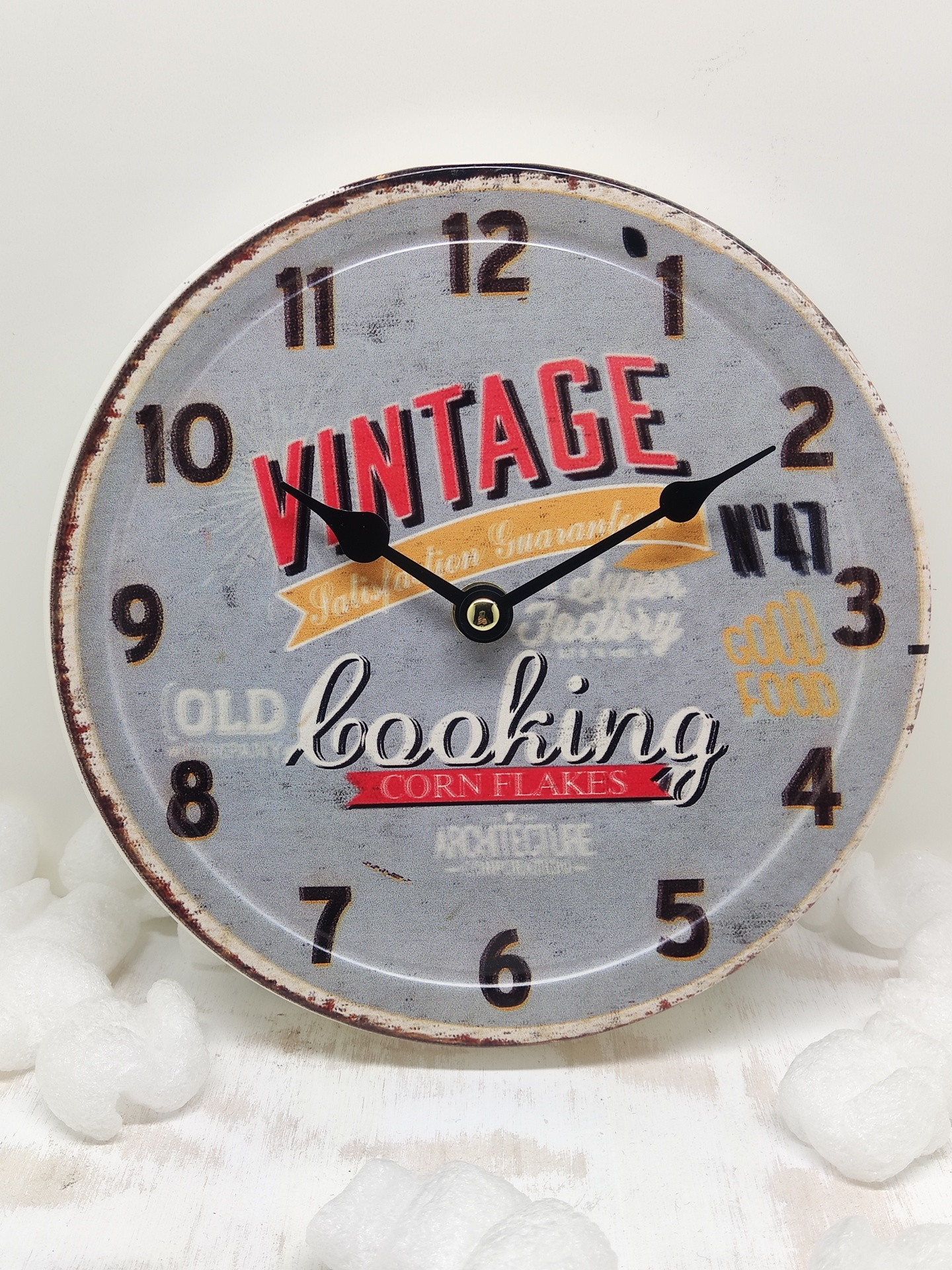 Relógio de parede vintage cinzento com texto e números castanhos escuros