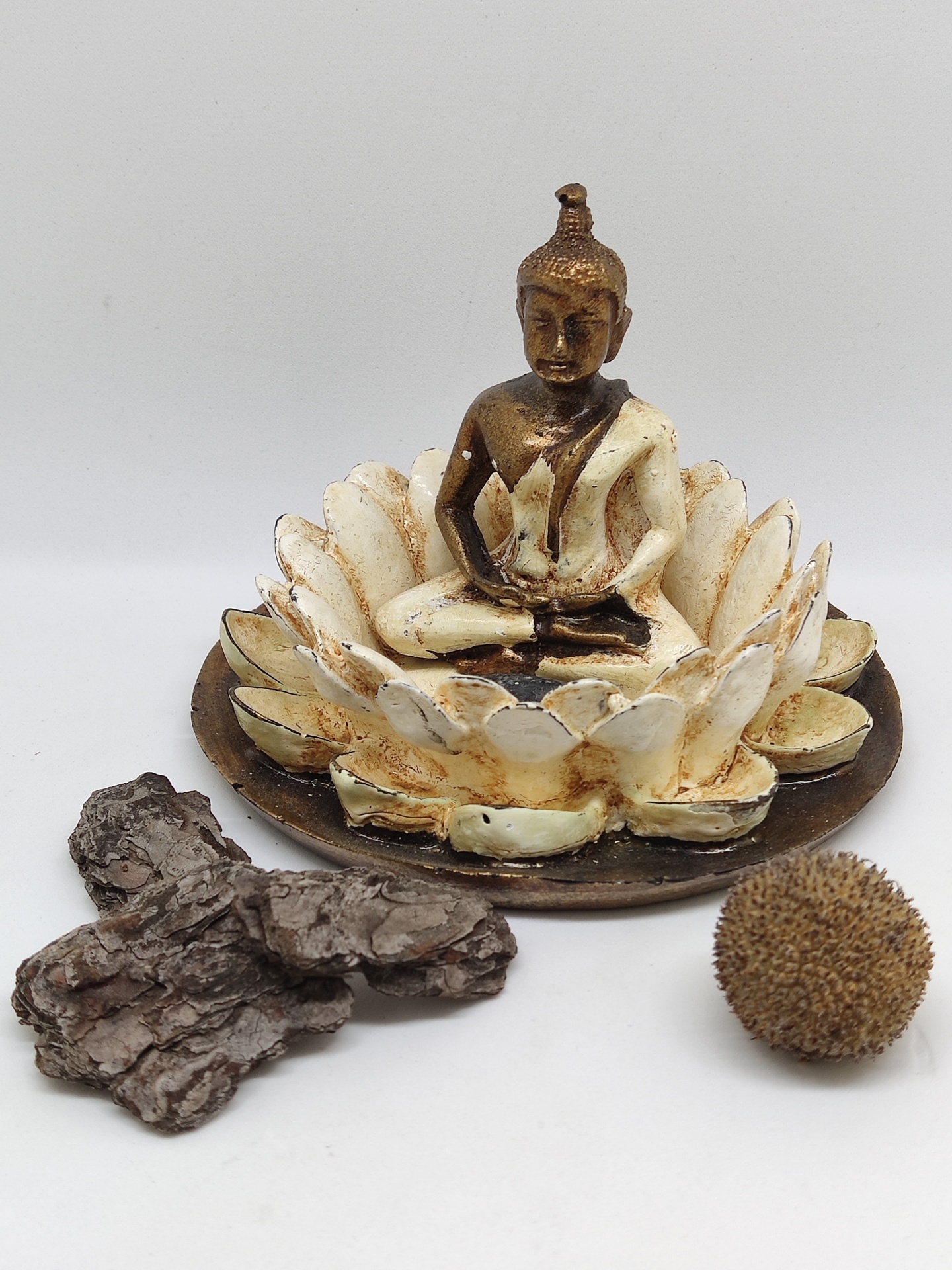 Estátua de Buda em cerâmica com suporte floral, casca de árvore e bola seca