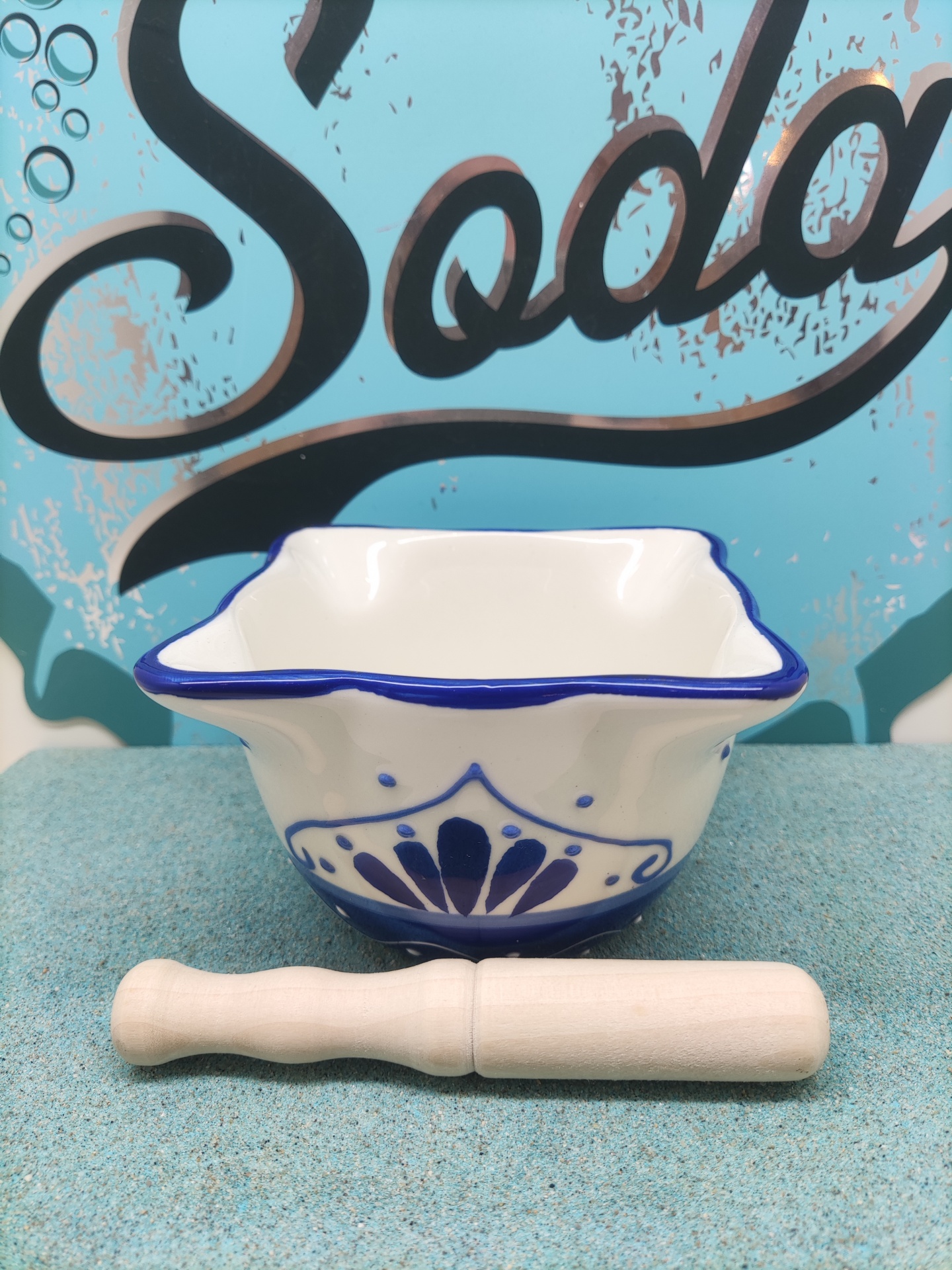 Mortaio quadrado cerâmico branco com decoração azul e pilão de madeira