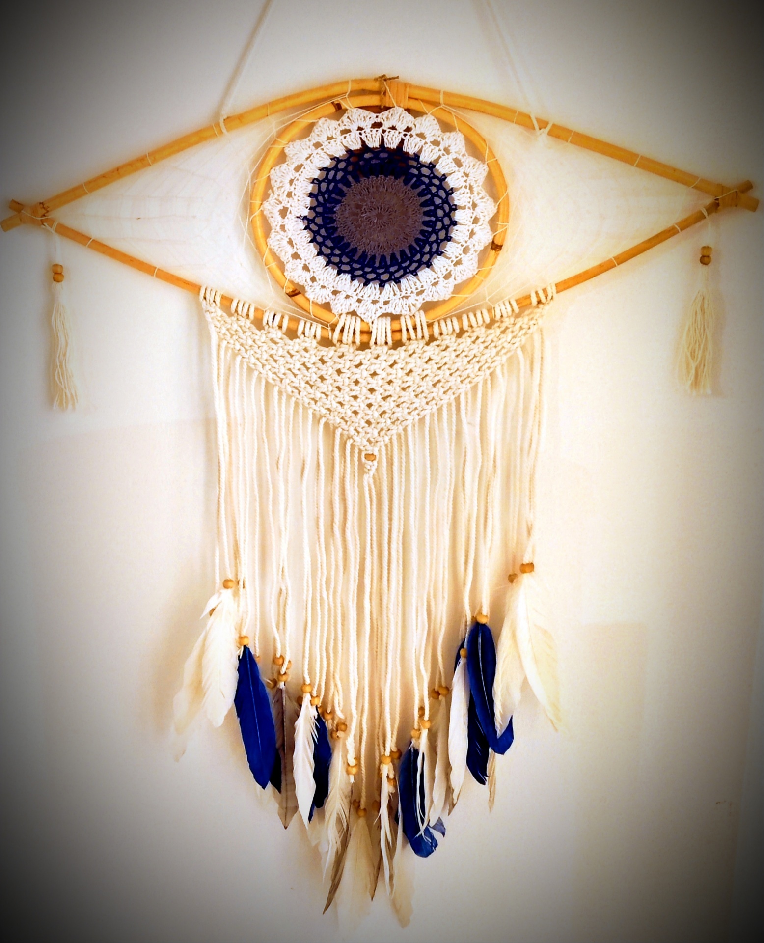 Pendente de parede decorativo em macramé com penas brancas e azuis