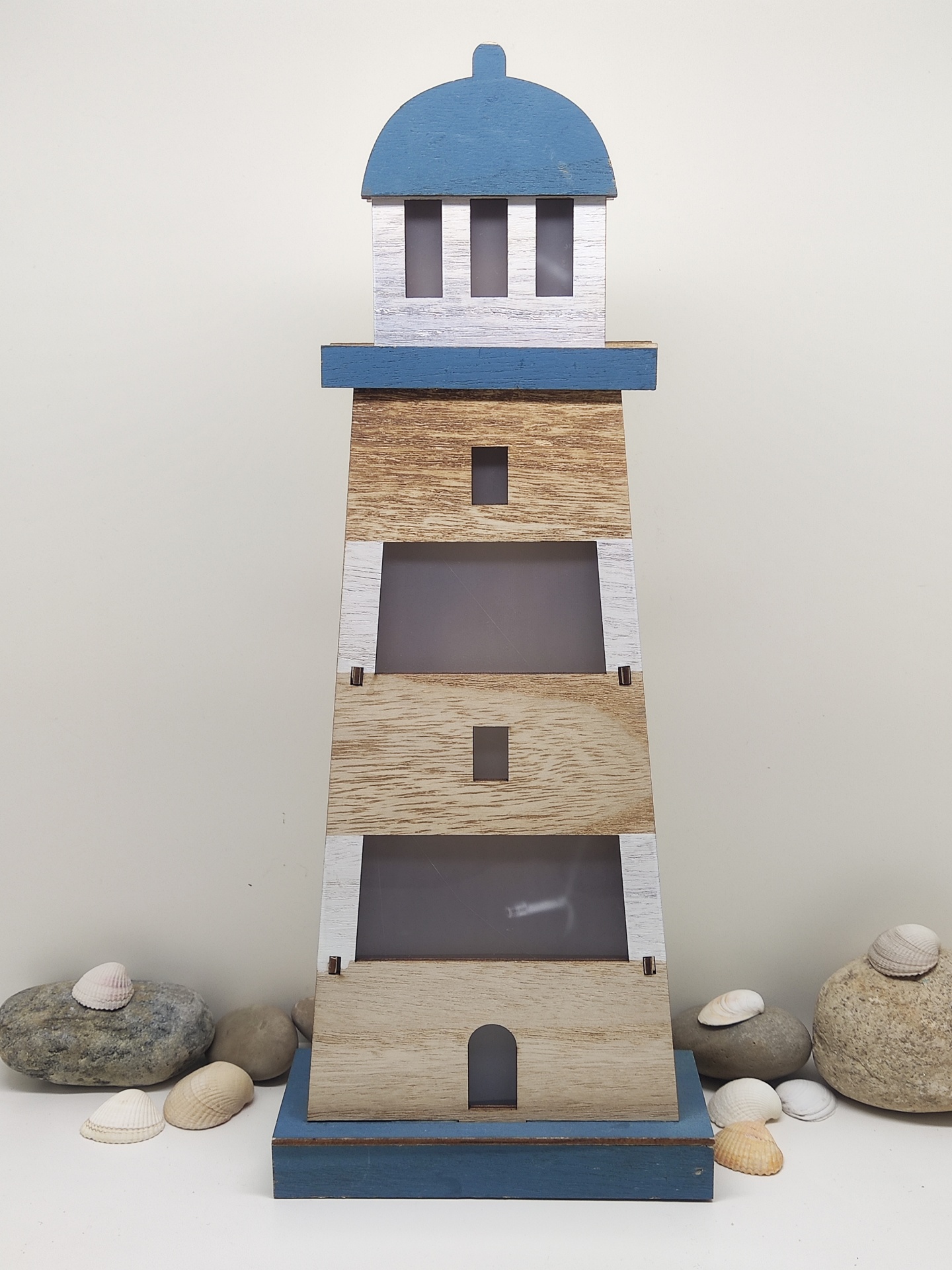 Luminária farol de madeira azul, bege e branco com pedras e conchas