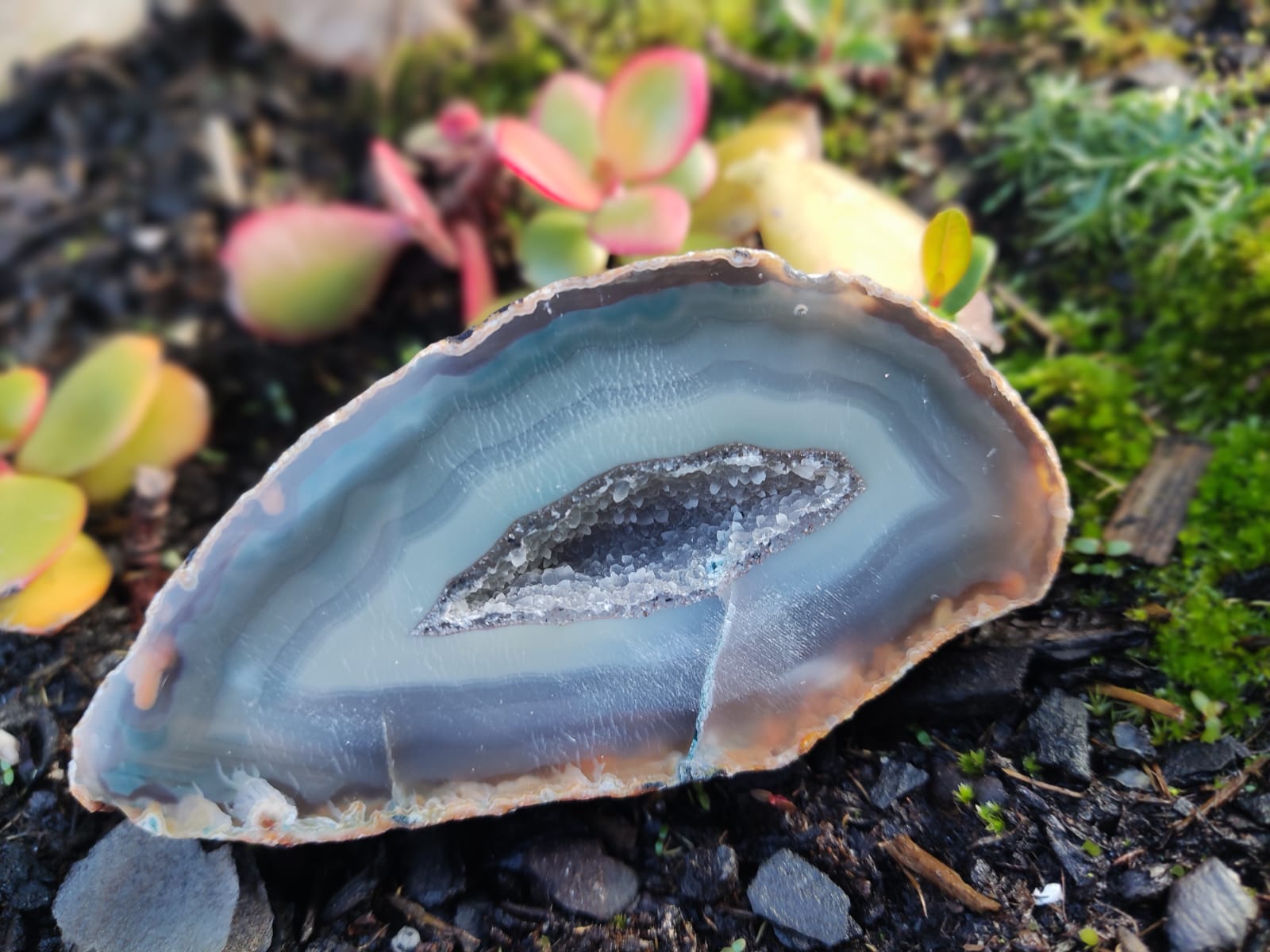 Geodo de ágata cinza cortado com interior cristalino