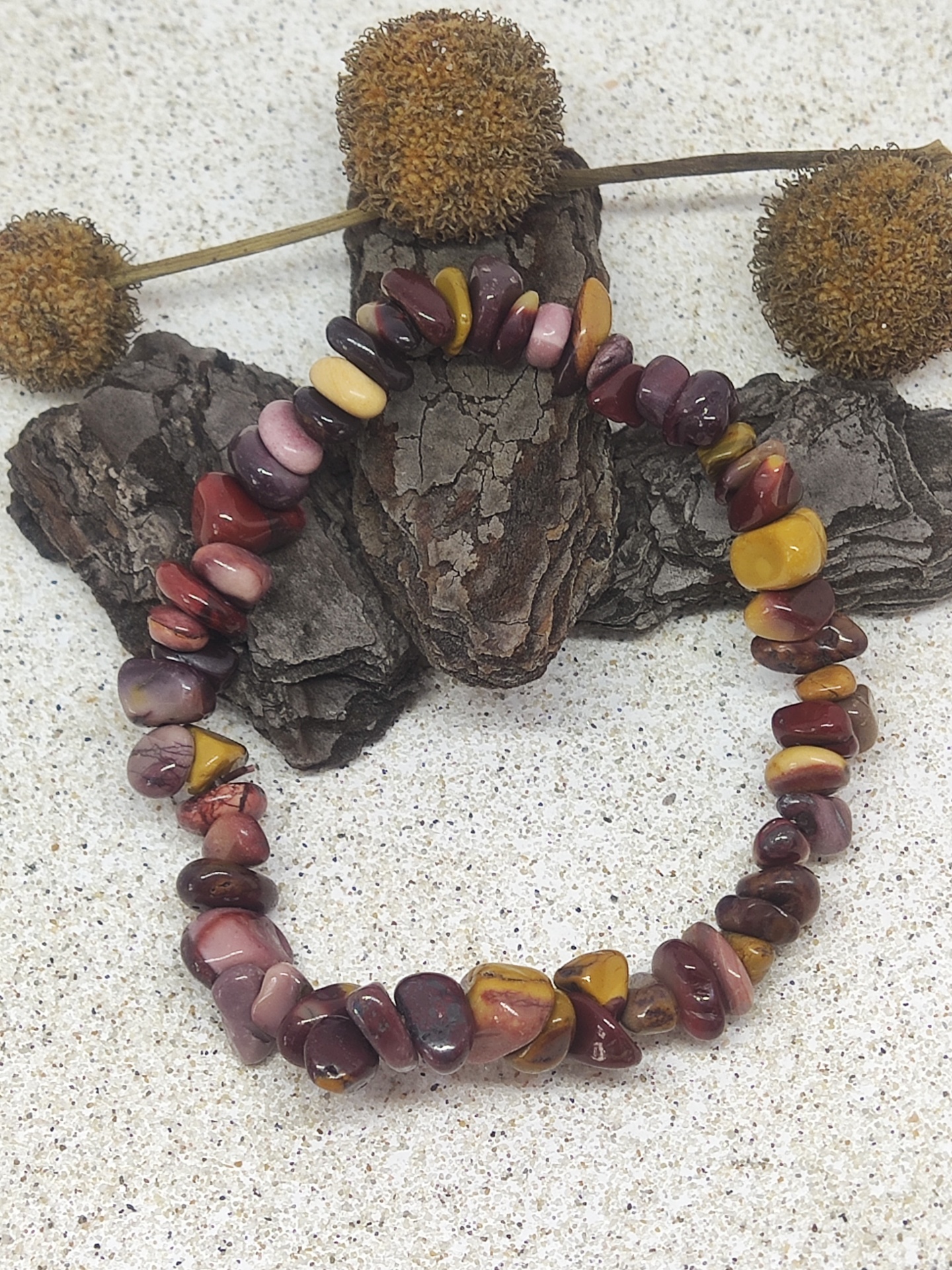 Pulseira de pedras irregulares em vários tons