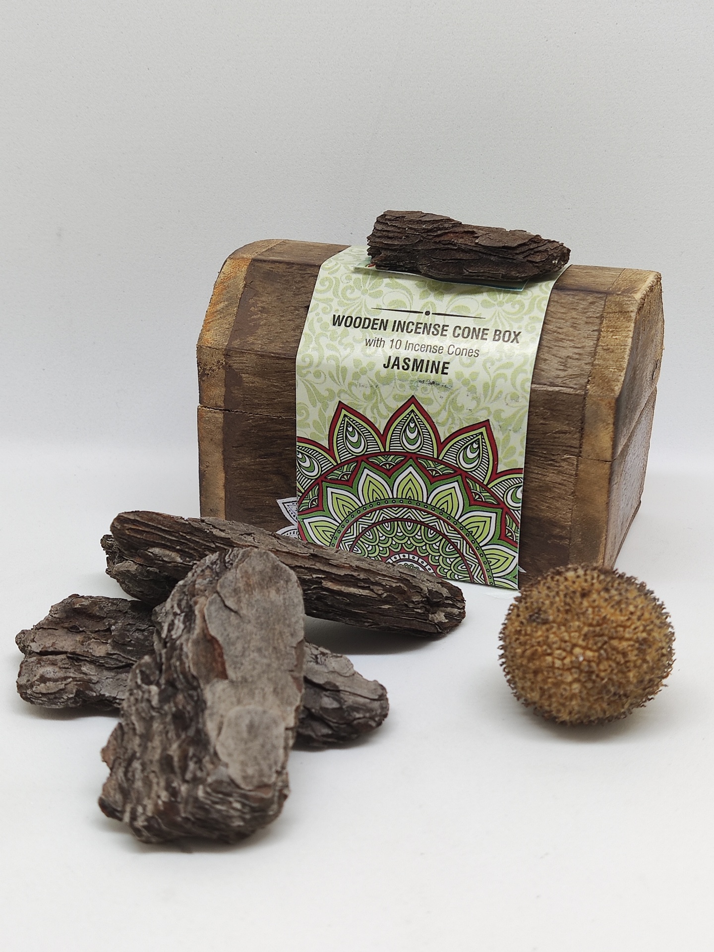 Caixa de madeira para incenso com cones de jasmim, cascas e esfera marrom