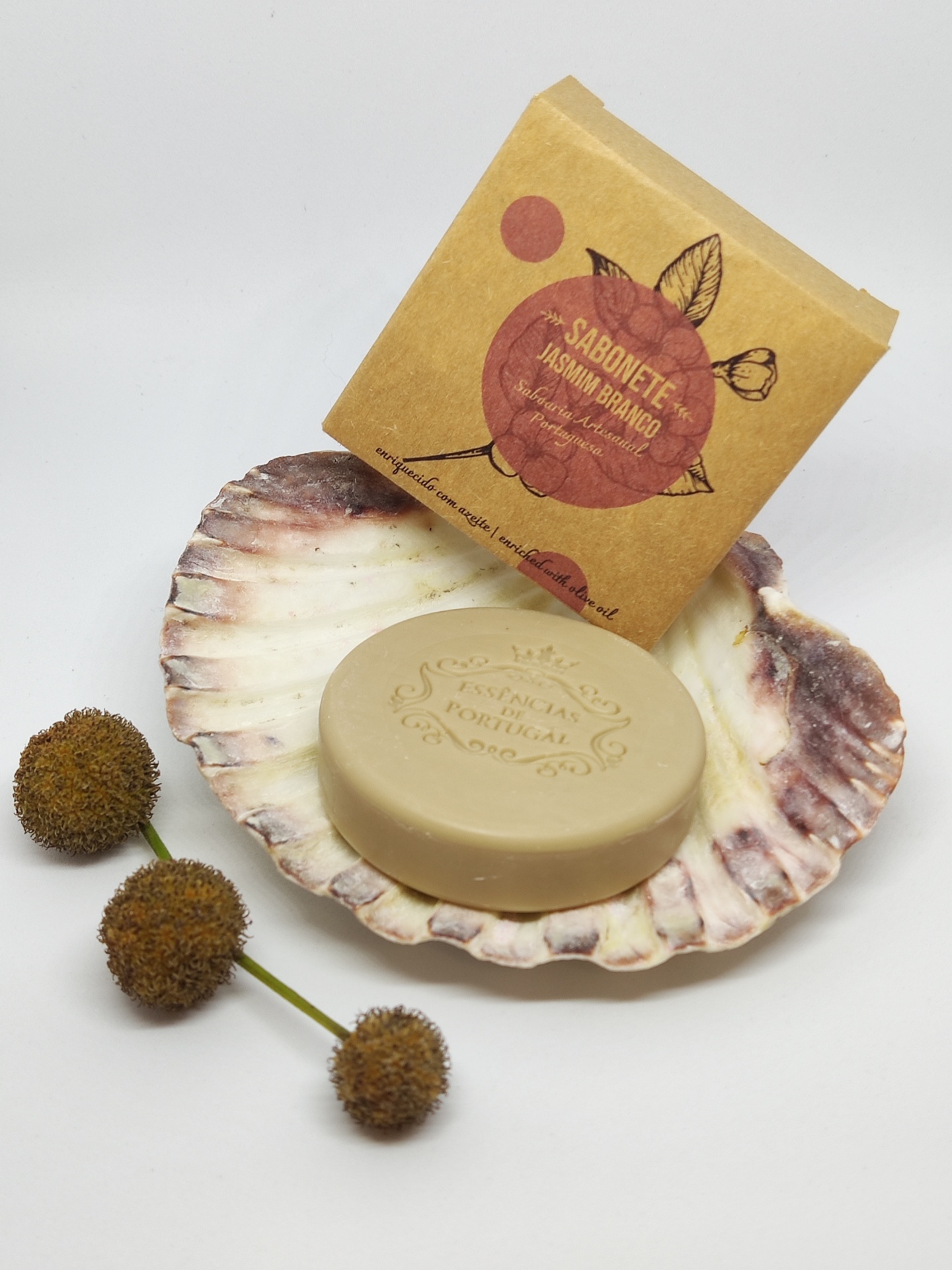 Sabonete jasmin branco em concha com embalagem de papel castanho e flores secas