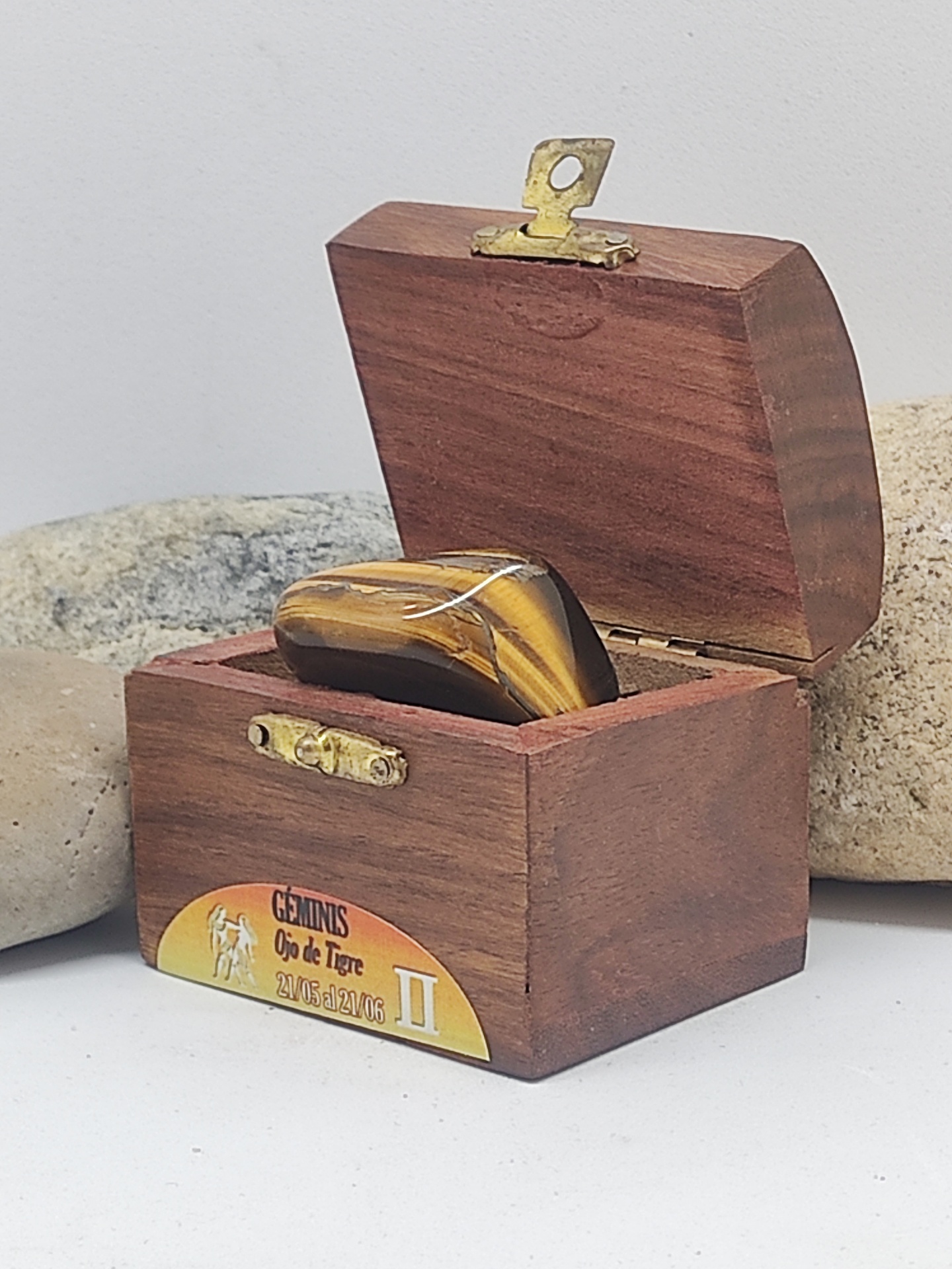 Caixa de madeira com pedra olho de tigre e etiqueta GEMINIS