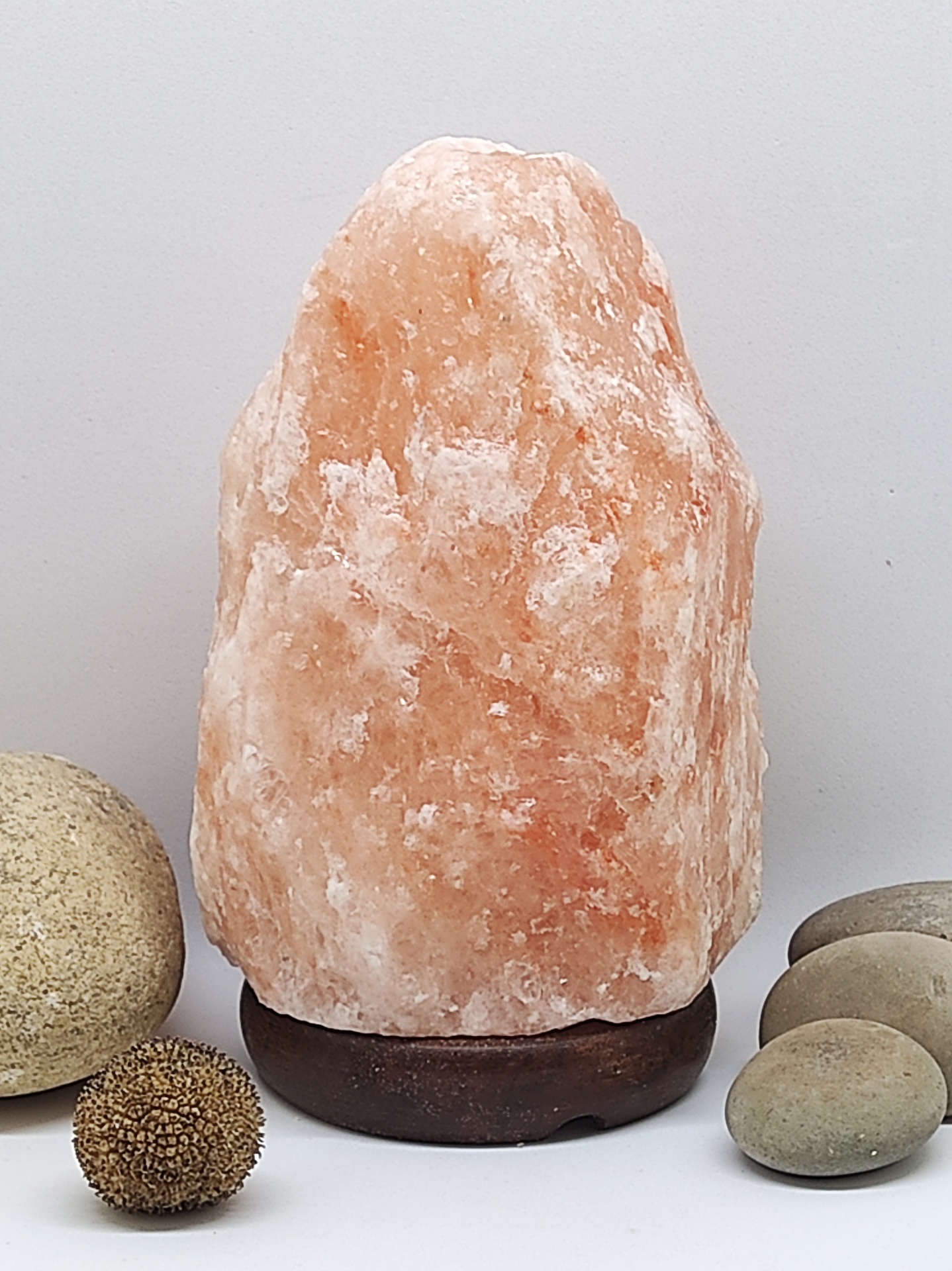 Lâmpada de sal rosa natural com base de madeira e pedras decorativas