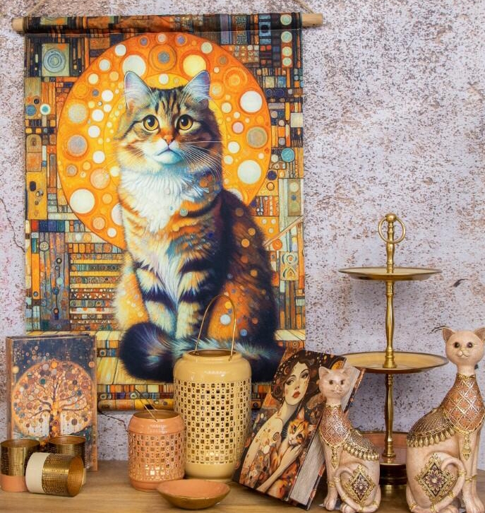 Tapeçaria com retrato de gato e objetos decorativos em madeira e metal dourado