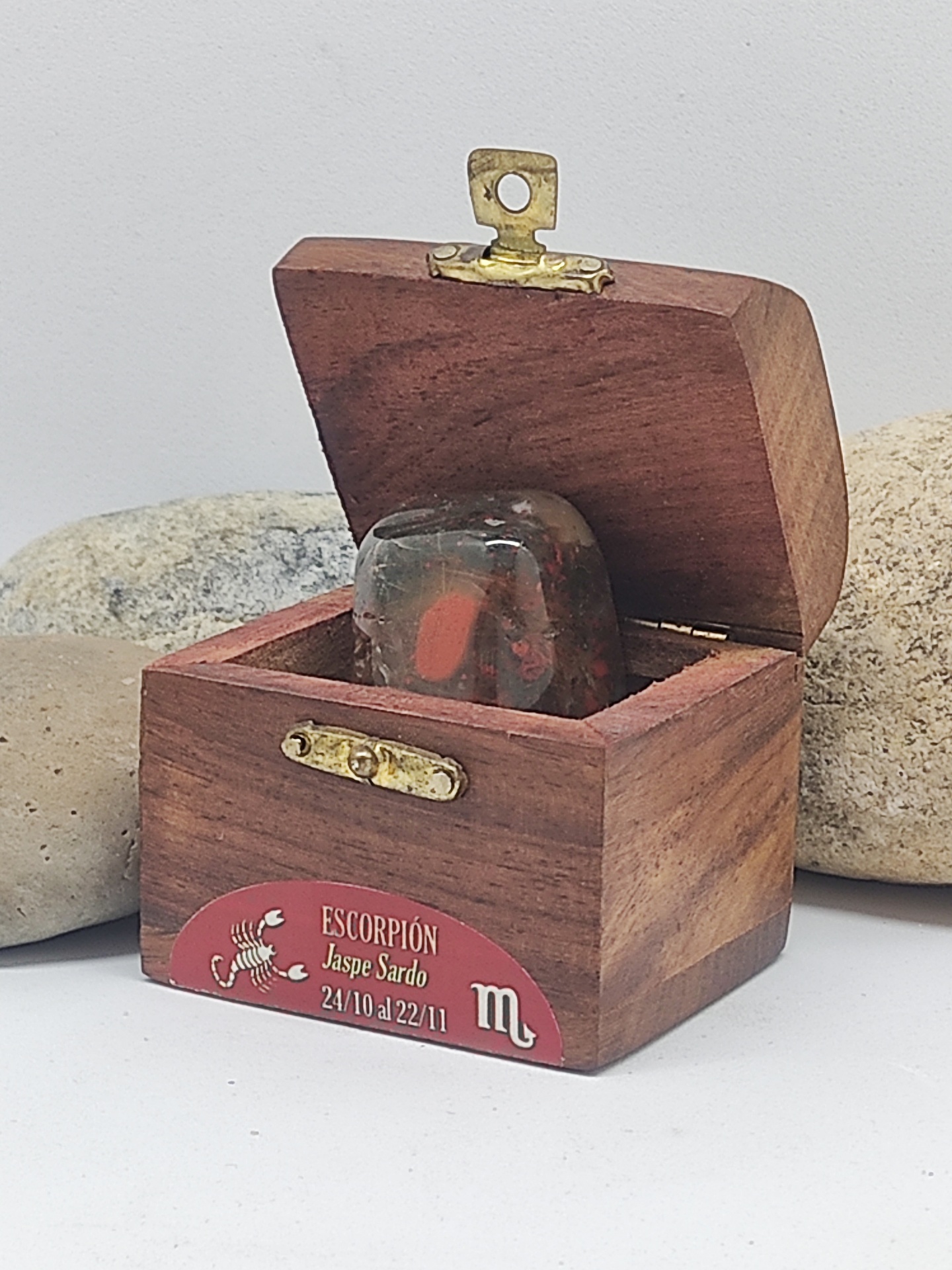 Caixa de madeira com pedra Jaspe Sardo e etiqueta Escorpião