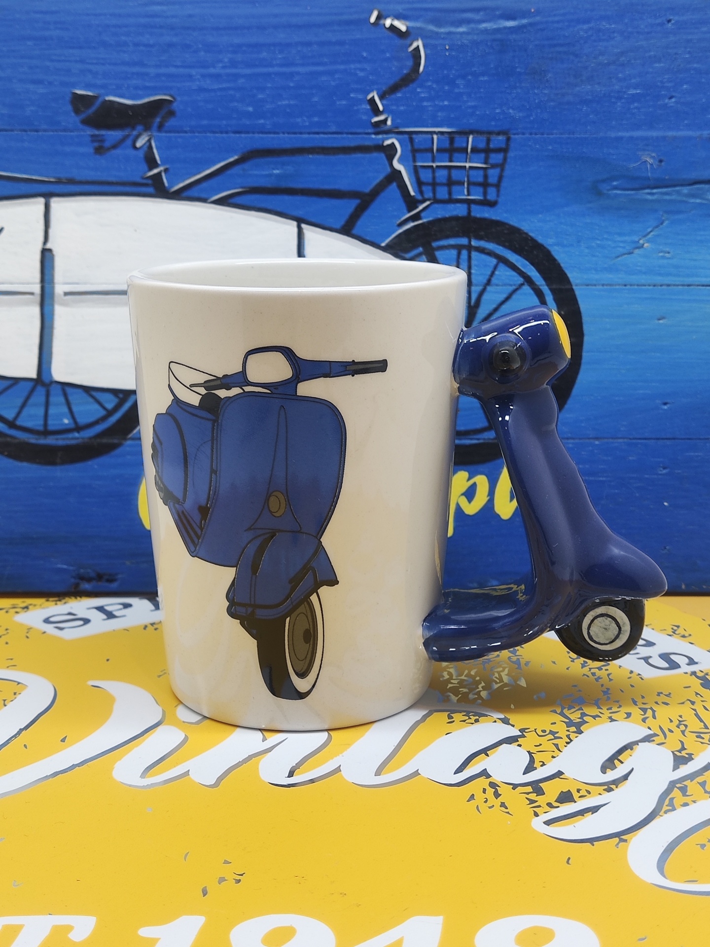 Caneca branca com estampa de mota azul e asa em forma de mota 3D azul