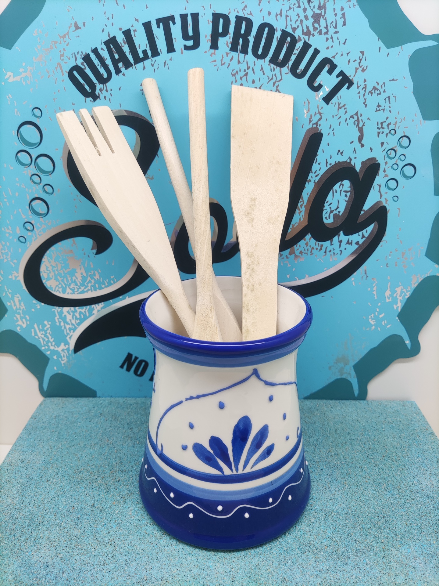 Utensílios de cozinha em madeira dentro de recipiente cerâmico azul e branco decorado