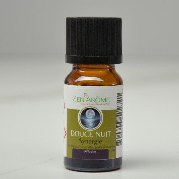 Frasco pequeno de vidro âmbar com etiqueta verde e branca, tampa preta