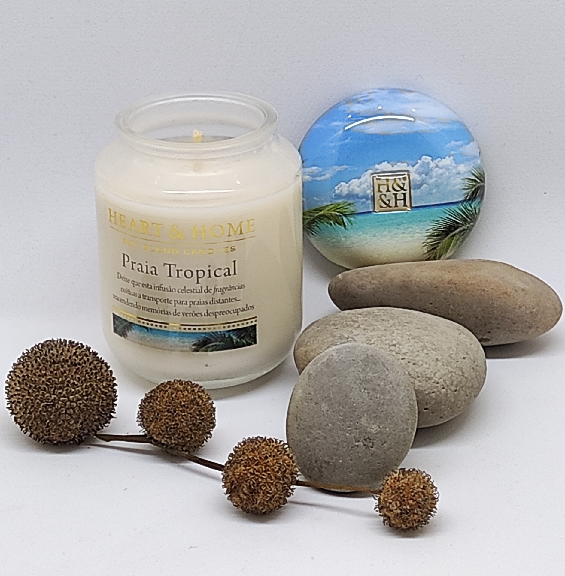 Vela aromática Praia Tropical em frasco de vidro com pedras e decoração de praia