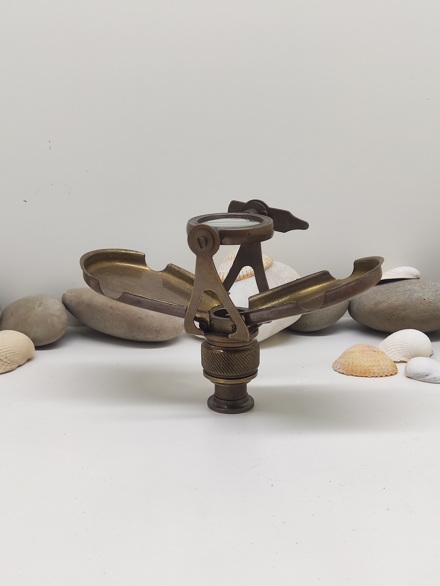 Fogareiro portátil metálico com três braços dobráveis em bronze