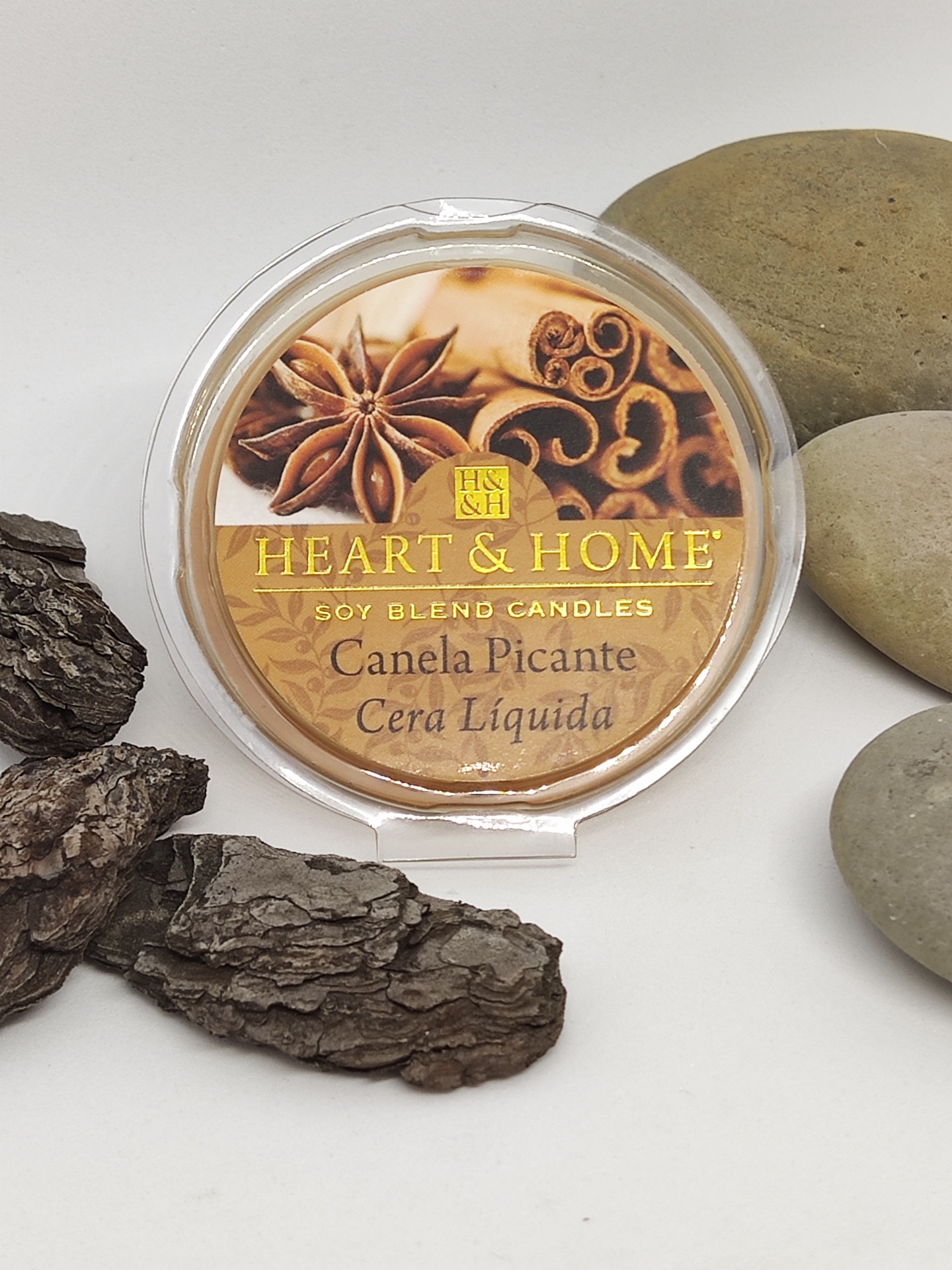 Vela líquida em embalagem redonda com rótulo de canela e anis-estrelado