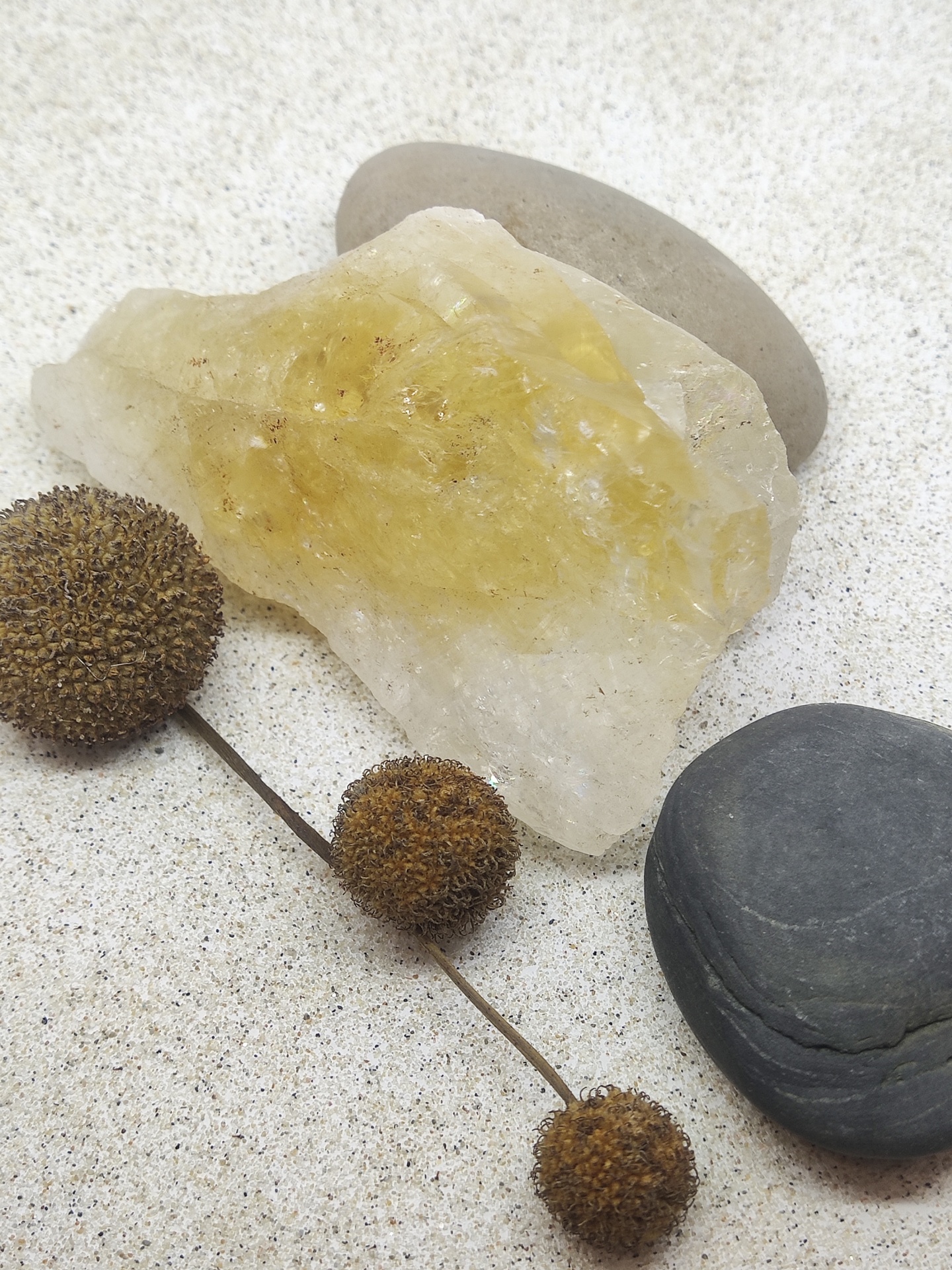 Pedras e ramo seco sobre superfície clara