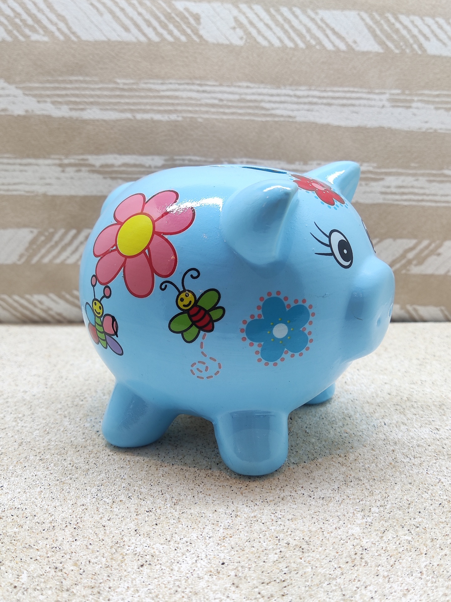 Cofre porquinho azul com flores e abelhas pintadas