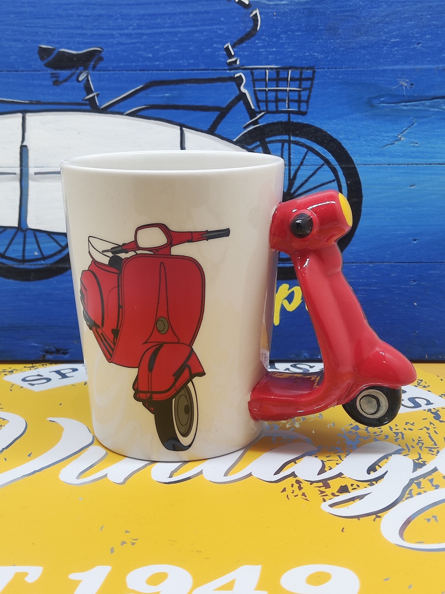 Caneca branca com scooter vermelha impressa e puxador 3D de scooter