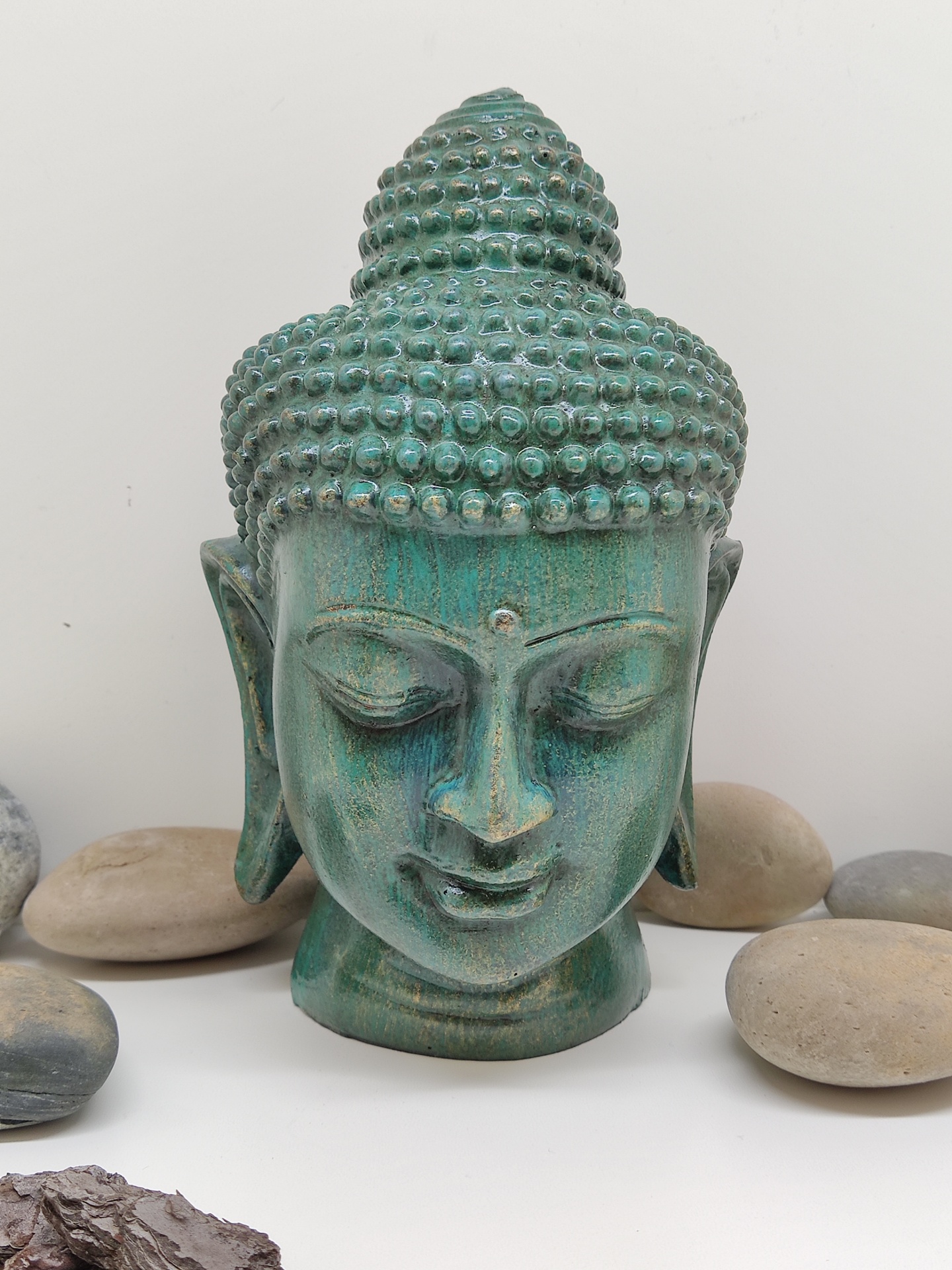 Escultura da cabeça de Buda verde com pedras decorativas