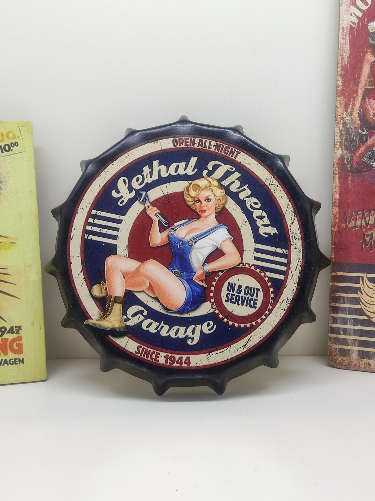 Chapa decorativa vintage formato tampa garrafa com mulher loira e texto Lethal Threat Garage