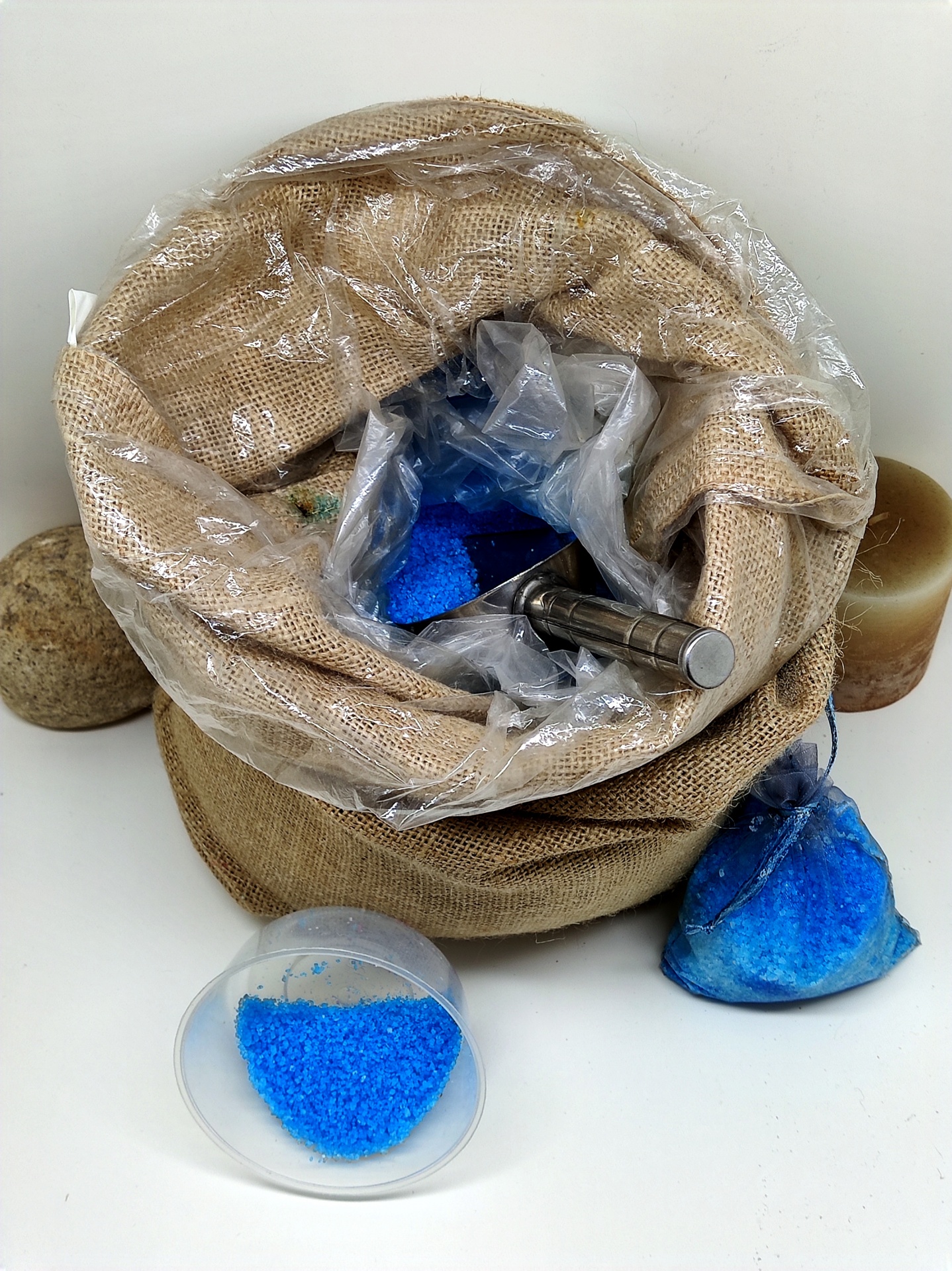 Sacolas de juta com sais de banho azuis e acessórios