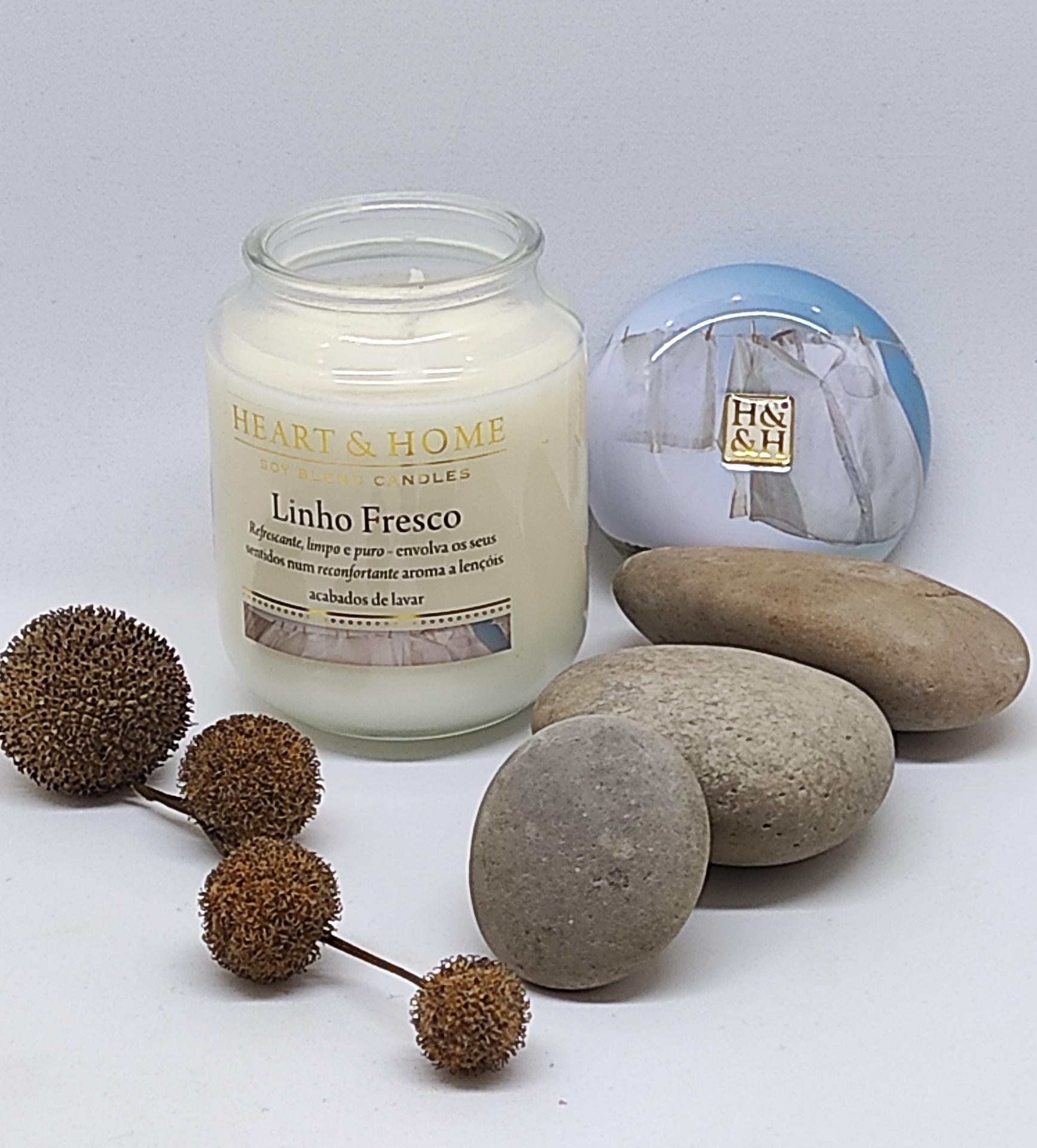 Vela perfumada Heart & Home com pedras e papel decorativo com veleiro