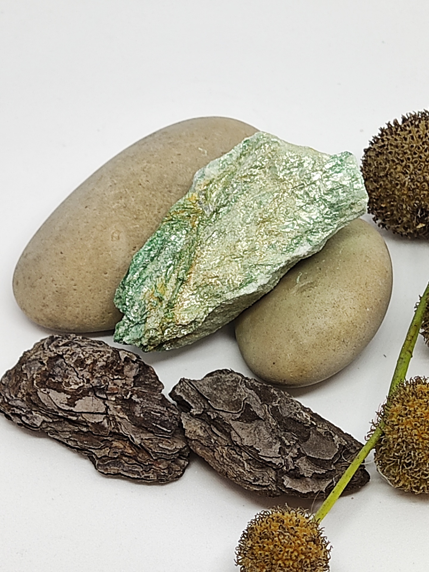 Pedaços de pedra e elementos naturais sobre fundo branco