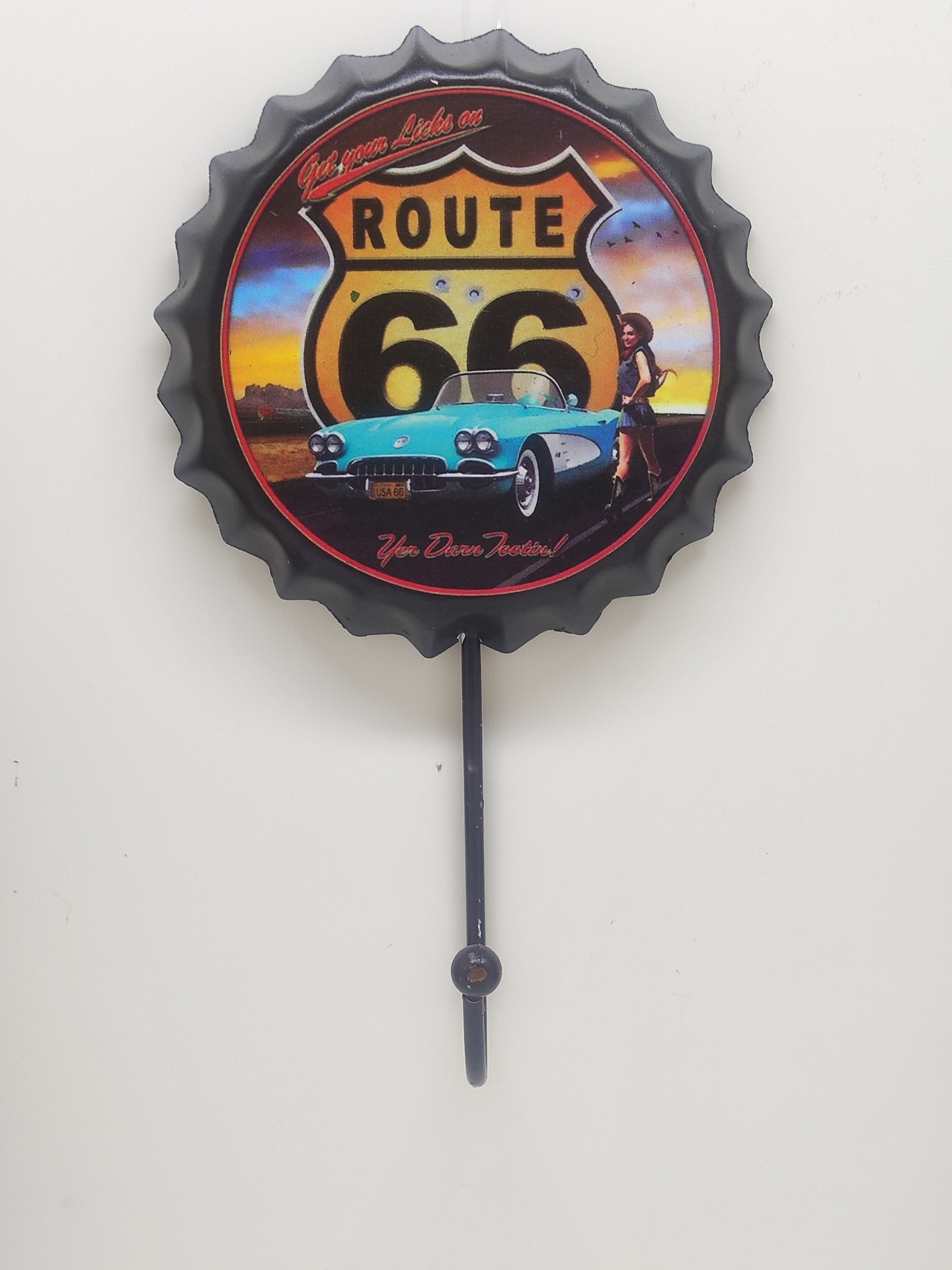 Gancho de parede decorativo com imagem colorida de rota 66, carro clássico azul e uma mulher ao lado