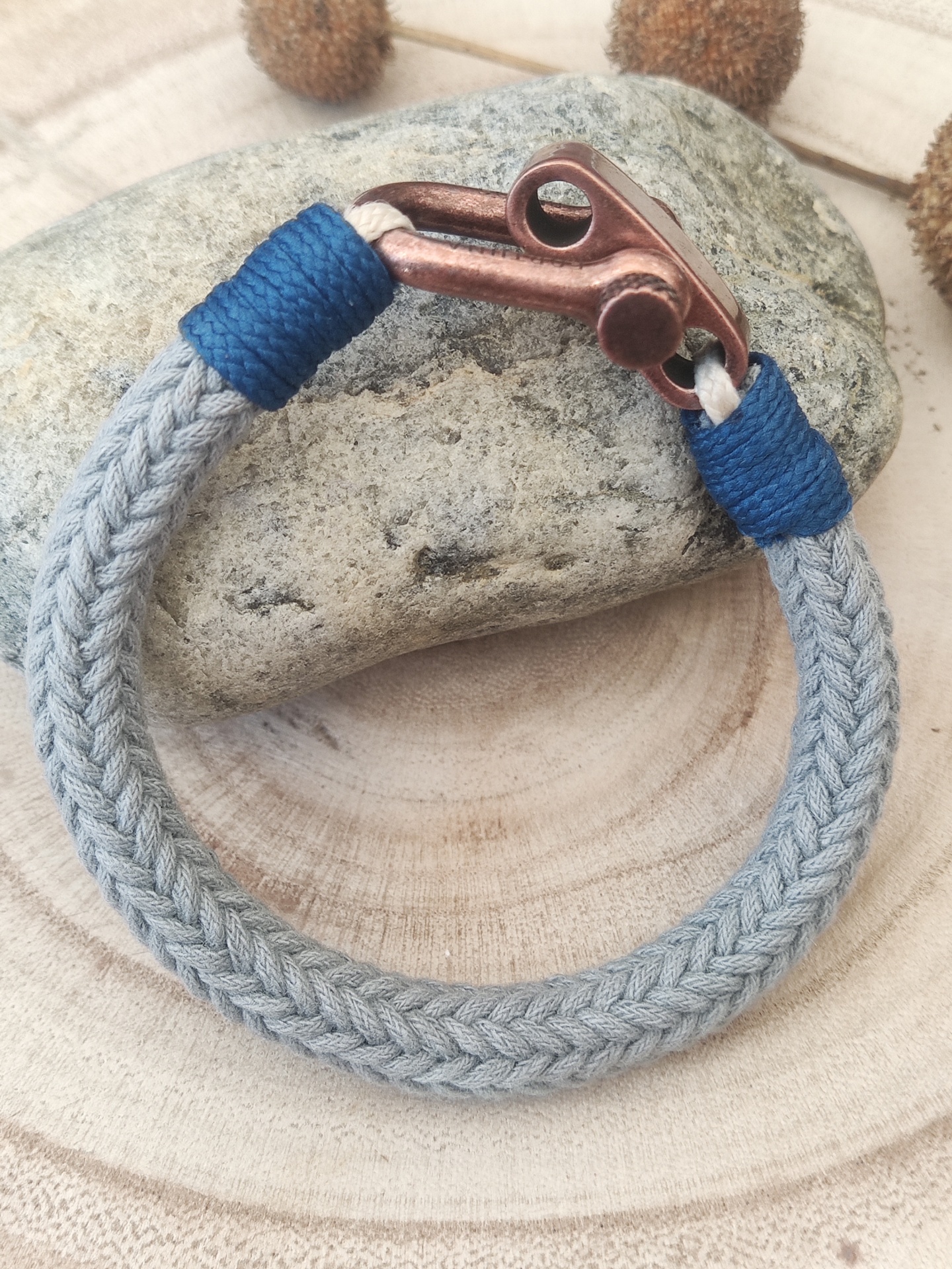 Pulseira de corda cinzenta com fecho cobre e detalhes azul