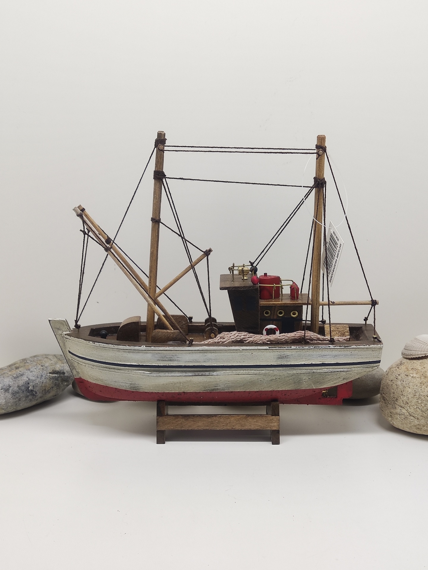 Modelo decorativo de barco de pesca em madeira com detalhes em cordas e suporte