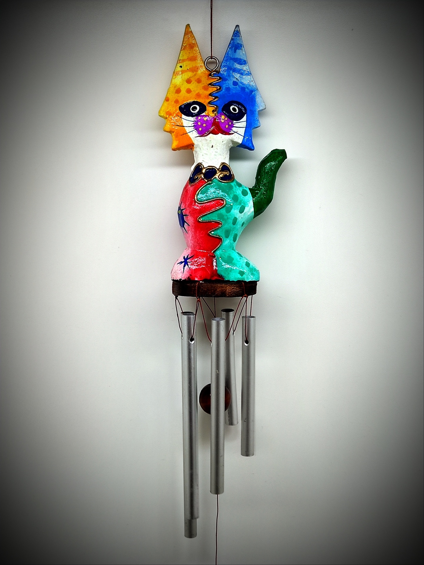 Sino de vento decorativo em forma de gato colorido com tubos metálicos