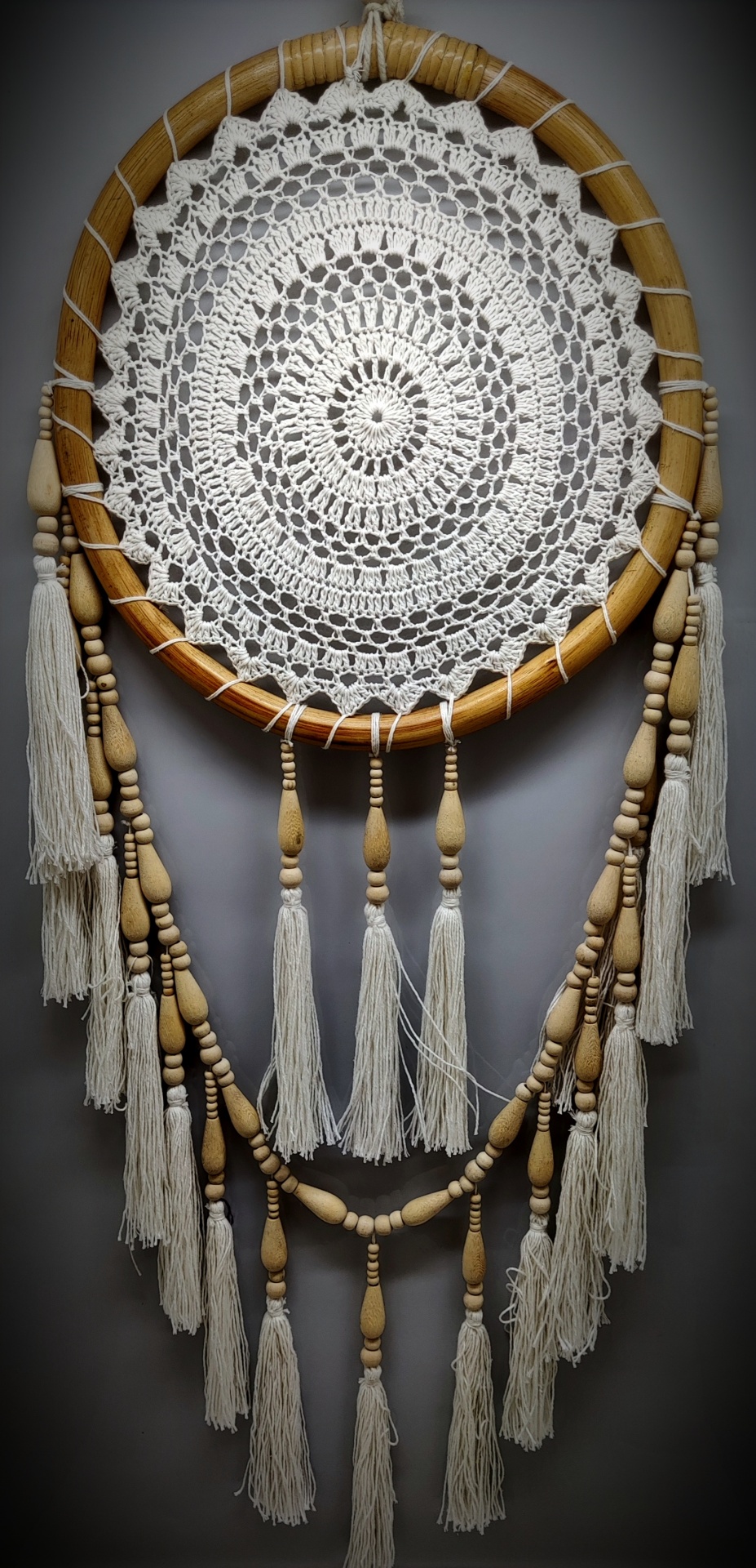 Filtro dos sonhos com aro de madeira, renda branca e franjas com contas de madeira