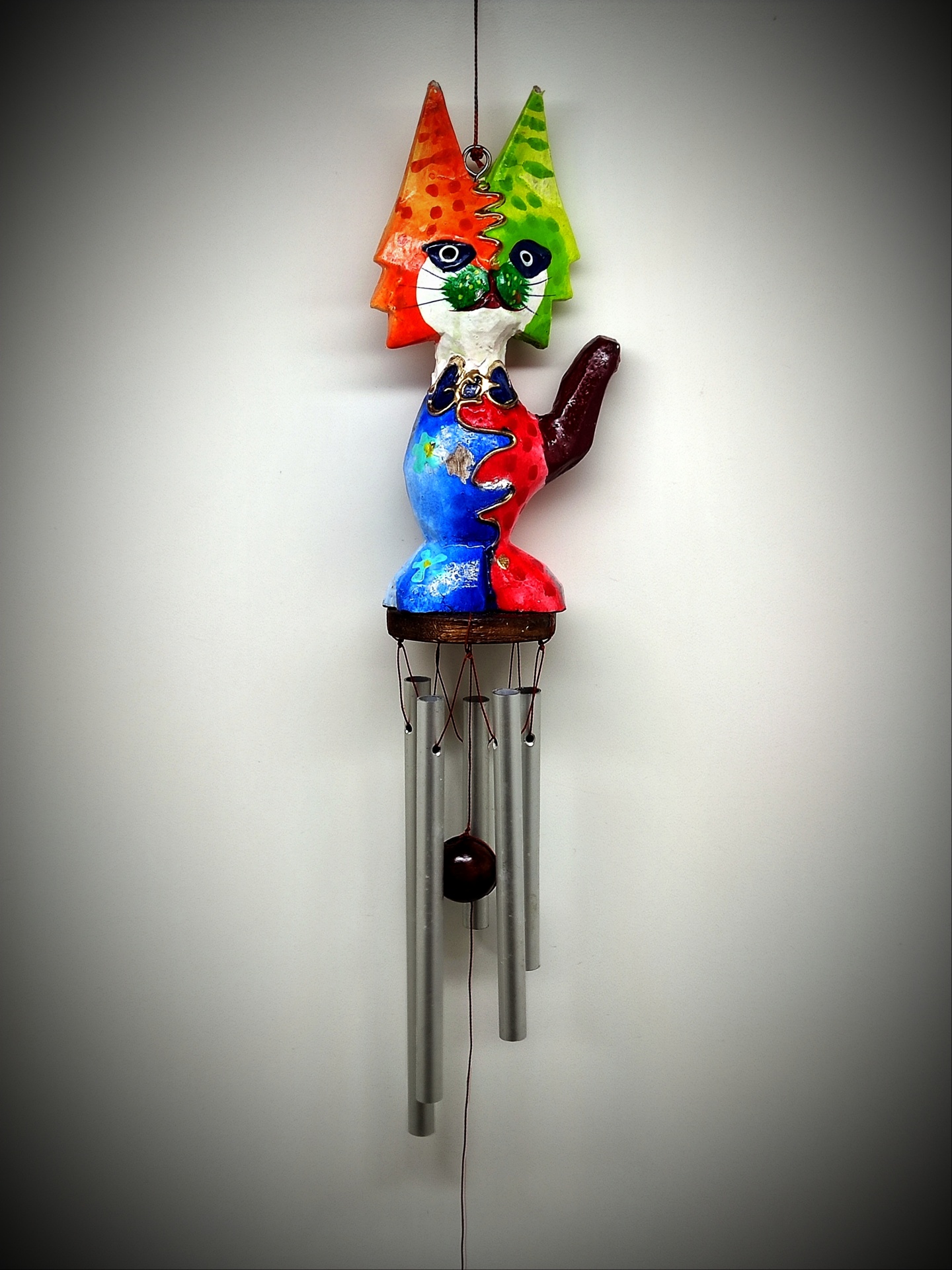 Carrilhão de vento decorativo colorido em forma de gato estilizado