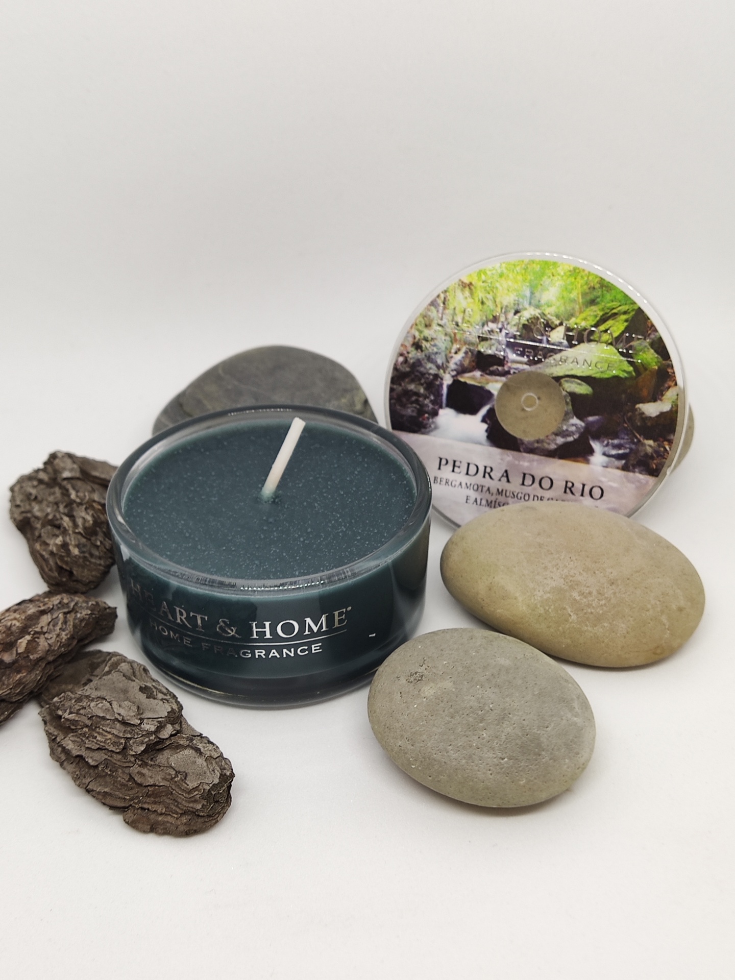 Vela aromática ART & HOME, pedras lisas e cascas de pinheiro com rótulo circular PEDRA DO RIO