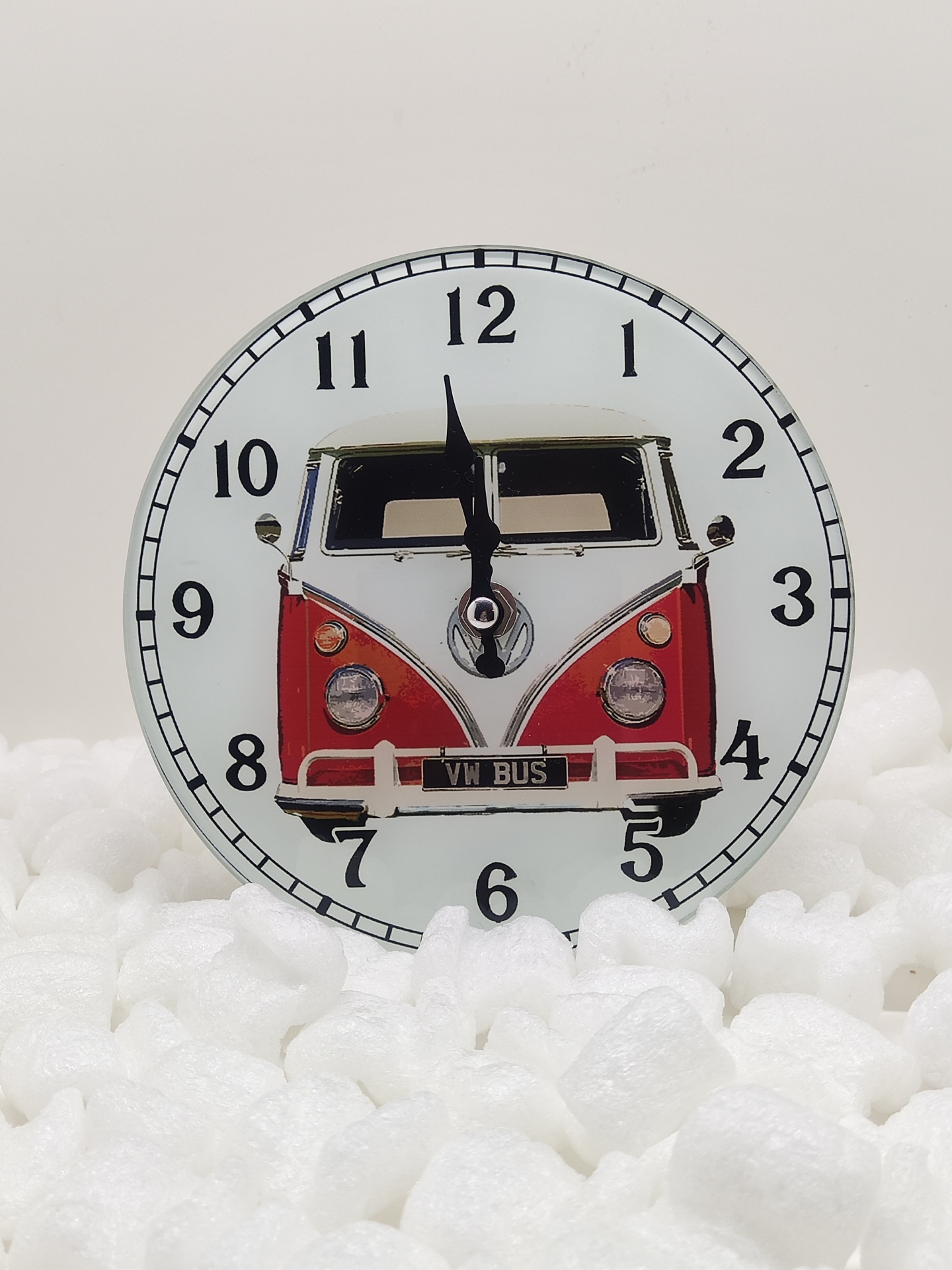 Relógio redondo com imagem de carrinha VW Bus vermelha e branca