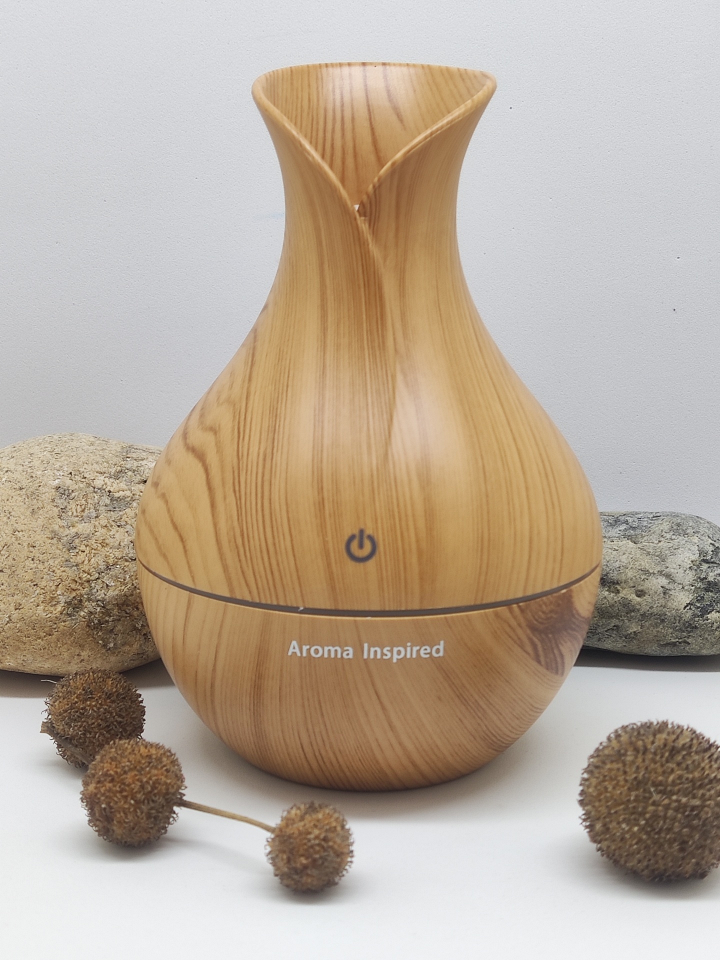 Difusor de aromas com aparência de madeira clara e formato de flor