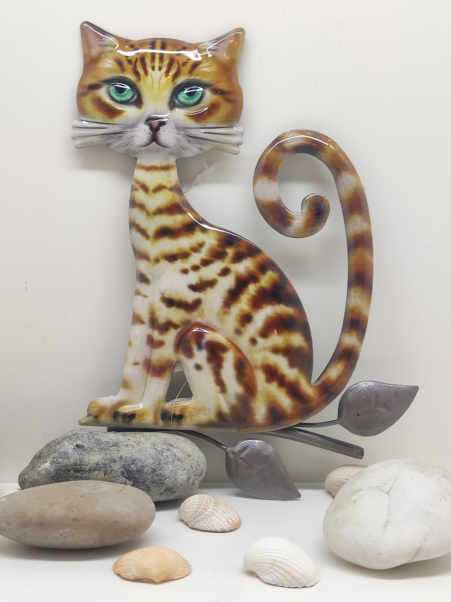 Escultura decorativa de gato metálico com pedras e folhas prateadas